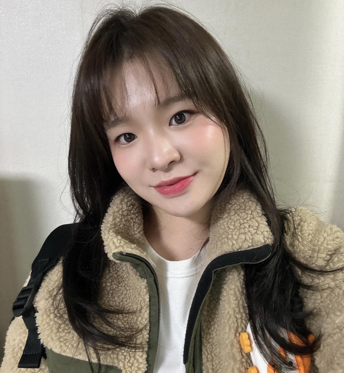 나를 가장 가까이에서 봐온 친구가 너랑 있는 내가 되게 편안해보인다고 했다.
-
나도 너랑 있을 때의 내 모습이 좋다. 너의 다정함을 원래부터 알고 있었냐는 내 물음에 너는 “아니, 현선이가 다정하다고 말해줘서 알았어. 현선이가 알아봐줘서 알았지.”라고 답했다. 
-
나는 너의 과장없고 꾸밈없는 다정함이 좋다. 너의 다정함이 나한텐 사랑이고 자랑이고 감사라는 걸 너가 늘 기억했으면  좋겠다.