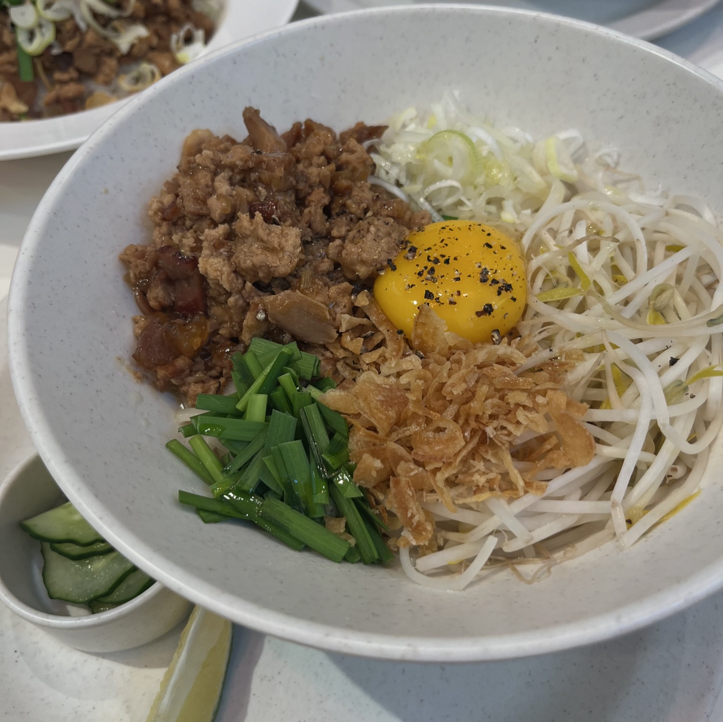 #협찬 🍜베이코닉 누들바 강남점 ‘아세아누들’

아세아누들 by. 베이코닉 누들바 강남점 강남 퓨전 아시안음식 전문인 신상 맛집 다녀왔어요!✋🏻 

국수를 시키면 갓김치를 주더라구여👀
비빔면은 마제소바맛이랑 비슷하고
꾸덕해서 맛도리😋

토핑된 고기도 많고 날계란에 비벼먹으니 
세상고소〰 

훈육탕면은 베이컨을 그대로 구웠는데 고기도 두툼하고 국물이 진함! 

사이드로 주문한 닭날개튀김도 쟌맛
바삭하고 짭조름하니 간이 딱🤍

📍서울 강남구 테헤란로4길 46 

🕰️매일 11:00 - 10:00

meogsta 팔로우 하면 다양한 정보를 받아 볼 수 있어요!

-----------------------------------------

더 맛있는 정보가 궁금하다면🤍
meogsta
meogsta
meogsta

#강남역맛집 #강남역쌀국수 # 아세아누들 #강남역해장 #쌀국수맛집