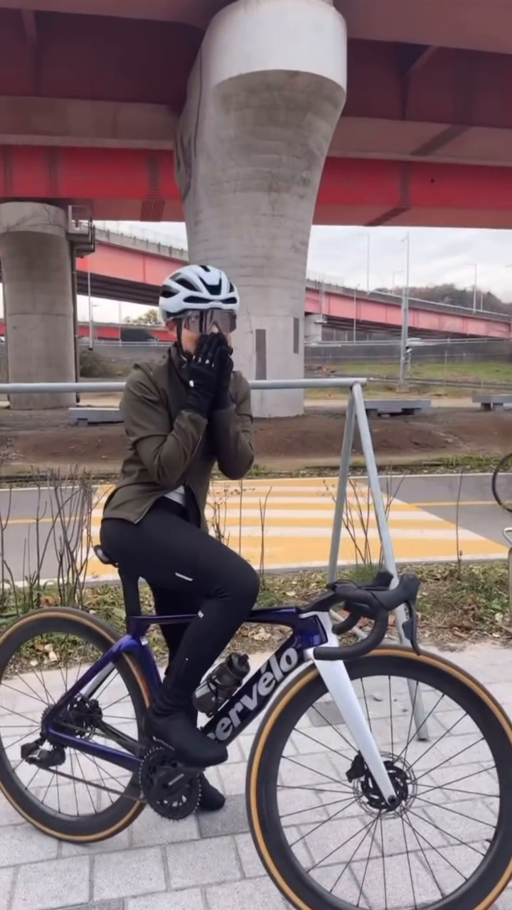 상여자 특 울지않음🤧 

#자덕 #attaquer #cervelo #cervelos5
#cycling #womensports #sportbikelife 
#roadbike #roadcyclist #자전거타는여자
#개엄마 #카스크헬멧 #자전거헬멧 #자전거의류 
attaquerkorea kask.koo_kr #kaskhelmet