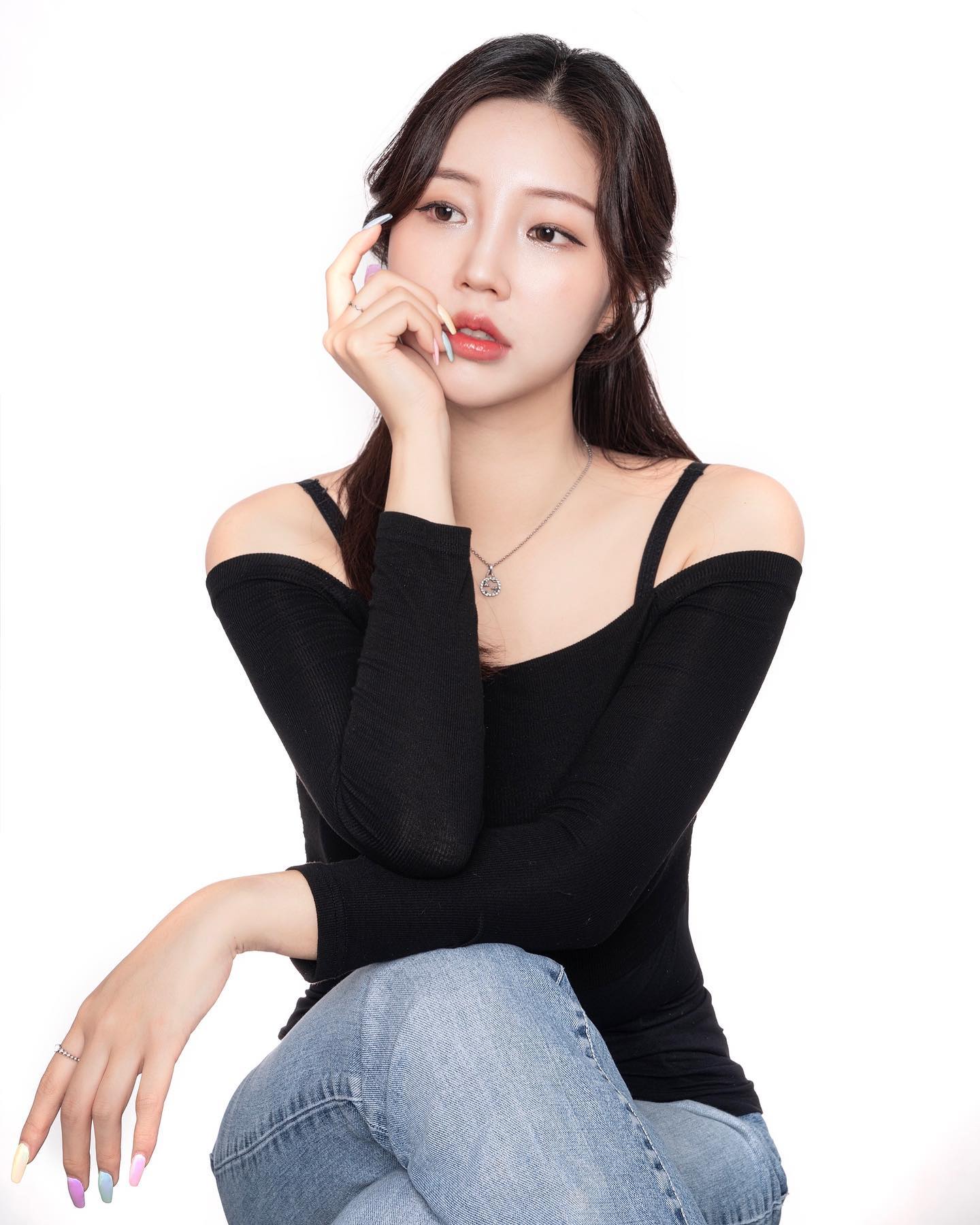 화이트 프로필은 또 처음이라,,,🤍

📸 : formal__studio 
💅🏻 : sinique_lab 
.
.
.
#포멀스튜디오 #홍대증명사진 #홍대프로필사진 #시니크랩 #잠실네일 #아크릴연장 #촬영 #배우프로필