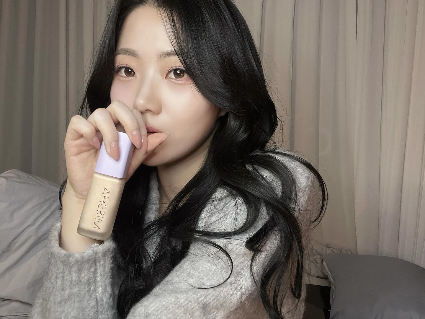 #협찬 missha.official 

디렉터파이랑 미샤가 만나서 만든 파데.. 🫧🤍
얇고 가벼운 세미글로우 제형으로 
저같은 건성피부들은 무조건 만족하실 것 같아요 .. ෆ 

브러쉬로 슥슥 대충 발라도 예쁘게 발리고 
지속력이 진짜 짱이에요🤍🤍 
그리고 19호 색 너무 예쁘다.. 당분간 제 데일리 파데일듯 .. ! ♥︎ 

#미샤 #보랏빛파운데이션 #보랏빛파데 #세미글로우파운데이션 #미샤파운데이션 #베이스명가미샤 #미샤파데 #디렉터파이공동개발 #파운데이션추천 #파데추천 #파데브러쉬증정 #디렉터파이쿠션