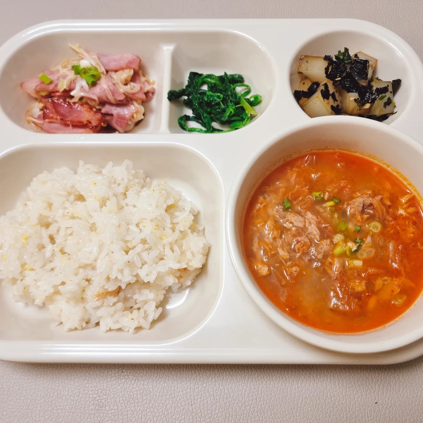 오랜만에 식판식 !

아이들 개학하고 나면 나도 좀 놀아야지 했는데 .. 
방학동안 나름 긴장하고 있었나봐요 
긴장이 쫙 풀리면서 몸살오는 것같은 느낌. 
누워 쉬고 싶은데 텅빈집에 앉아있으니
할 일이 왜이렇게 많이 보이는 걸까요 😂😂

#먹는일상 #아이저녁 #아이식판식 #저녁메뉴 #참치김치찌개 #팽이버섯베이컨볶음 #시금치나물 #청포묵무침 #방학끝 #개학좋아요