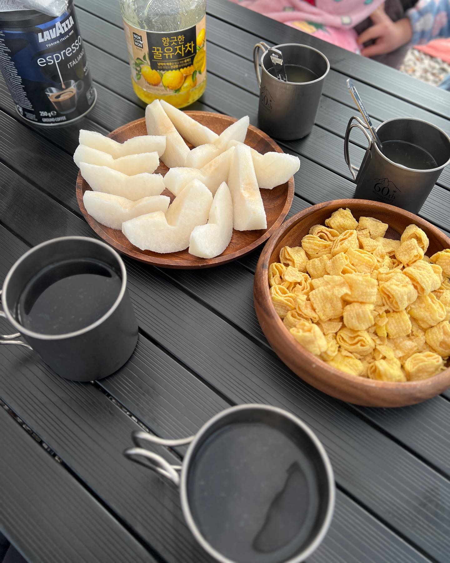 아침식사 후 후식타임
가볍게 보드게임 한판
아빠 1등
엄마 2등 
조무래기들 힘내라
.
.
#간식#커피한잔#유자차한잔#게임한판#lavazza#coffee#꿀유자차#원카드#캠핑장에서#여유#이긴사람#청소하기#캠퍼#가족캠핑#힐링중#우당탕탕mimihouse