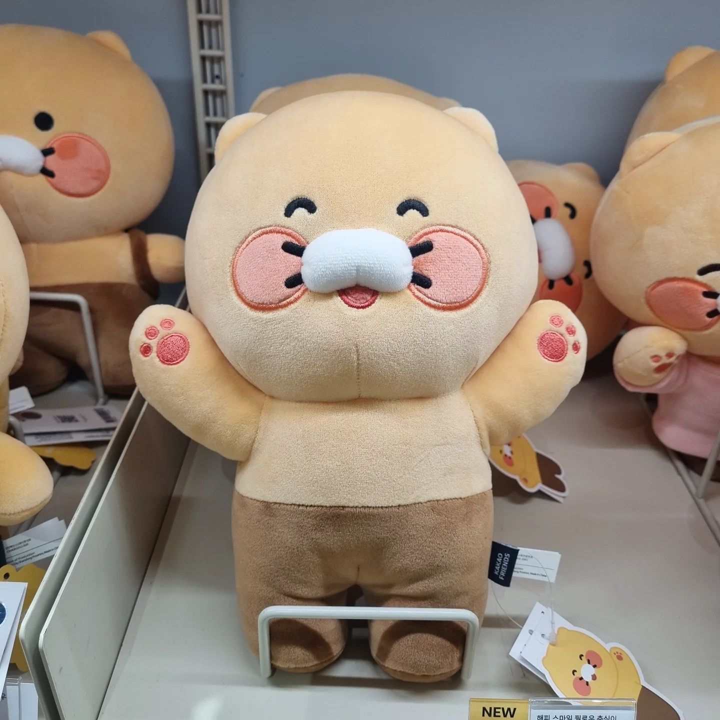 안대춘(내맘대로 작명함)
눈웃음에 치인다..😇

올 여름을 강타할 춘식이 굿즈들!!

잠 와서 눈물 한방울 똑 흘리는 잠춘이🥲