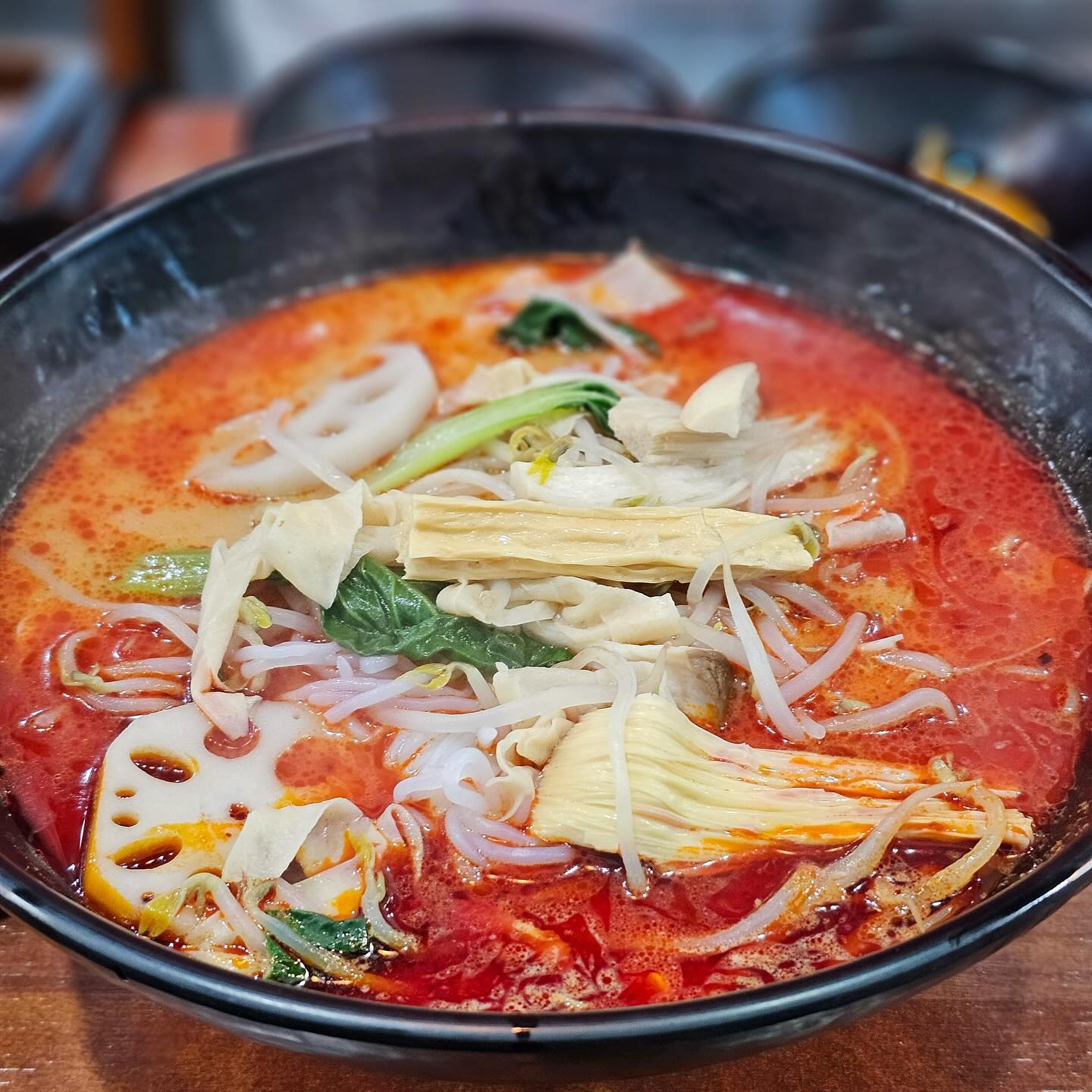 #협찬 #또간집구디 등장한 마라탕집 #하이왕마라탕 다녀왔어요

풍자가 먹은 그대로 꽃빵튀김까지 시켜서 먹어보았어요!

국물이 사골국물을 사용해 깊고 깔끔해서 왜 #구디마라탕맛집 이라고 손꼽히는지 알겠더라고요!

💕 현재 이벤트 중이라 탄산음료도 모든 테이블에 서비스로 제공되고 있었어요!

🫶 꽃빵튀김 겉바속촉의 진리니까 꼭 같이 시키기!!!