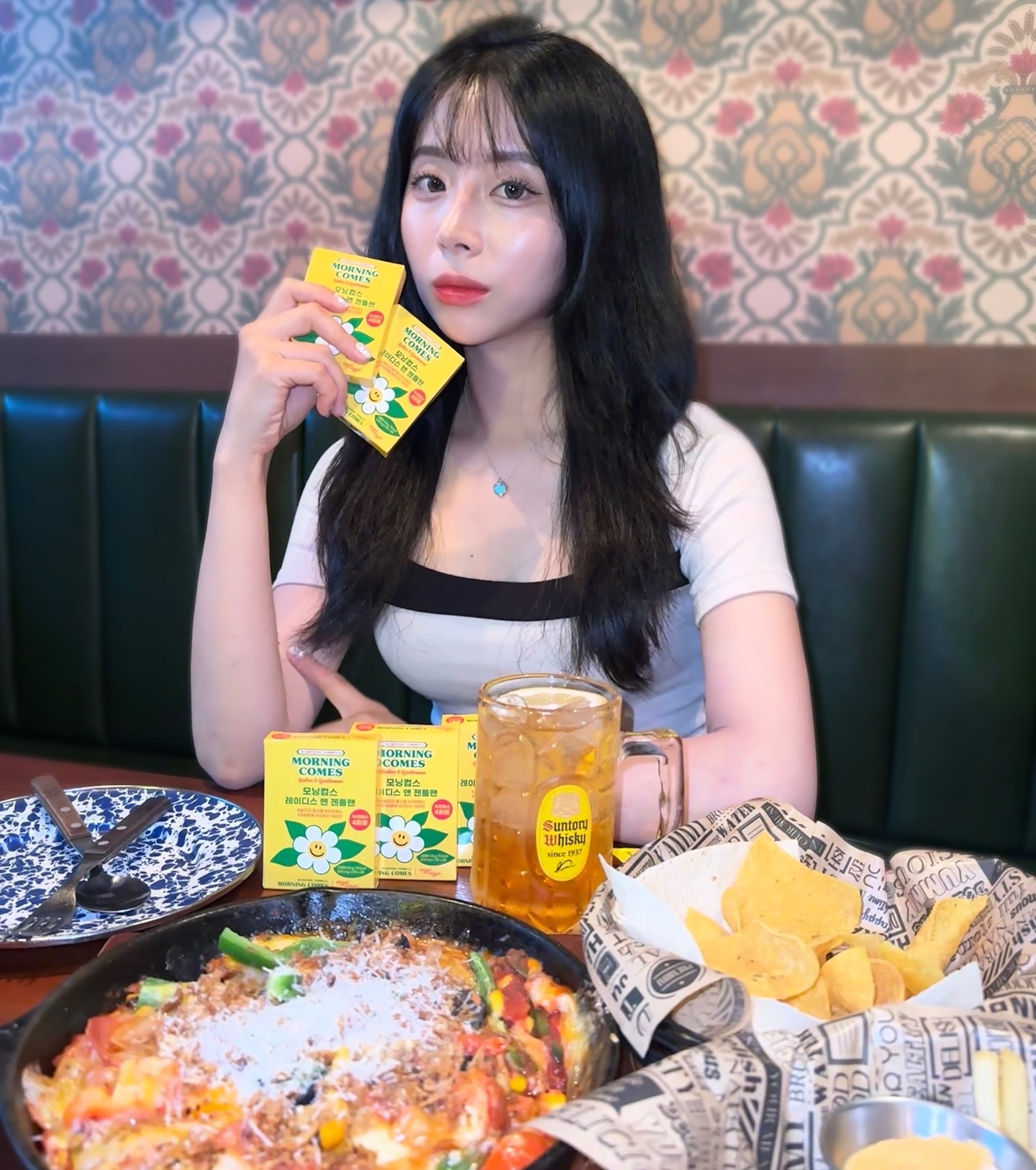 #협찬 morningcomeskorea_official
술쟁이들~ 숙취 쩌는 사람들 있죠?.?

저는 요즘 쏘맥에 빠져가지고🤣
(술찌긴 하지만..ㅋ)
쨌든, 술 섞어 마시면 그 다음날
숙취 장난 아닌 날… 좀 있지요?.?

술 마시기 전에 숙취해소에 좋은
모닝컴스 먹고 마셨는데
저는 그 다음날 넘나리.. 멀쩡

앞으로도 술 마시기 전에
모닝컴스는 꼭 챙겨 먹게요😎🙆🏼‍♀️🍺

한 포씩 포장되어 있어서 
들고다니기도 좋아요!

알약 형태로 한 포(2알) 물과 함께 꿀꺽🙌🏻

#숙취해소제 #모닝컴스 #숙취해소제추천 #술쟁이들 #불금 #불토 #알쓰 #술 #술자리 #숙취해소제품 #숙취
