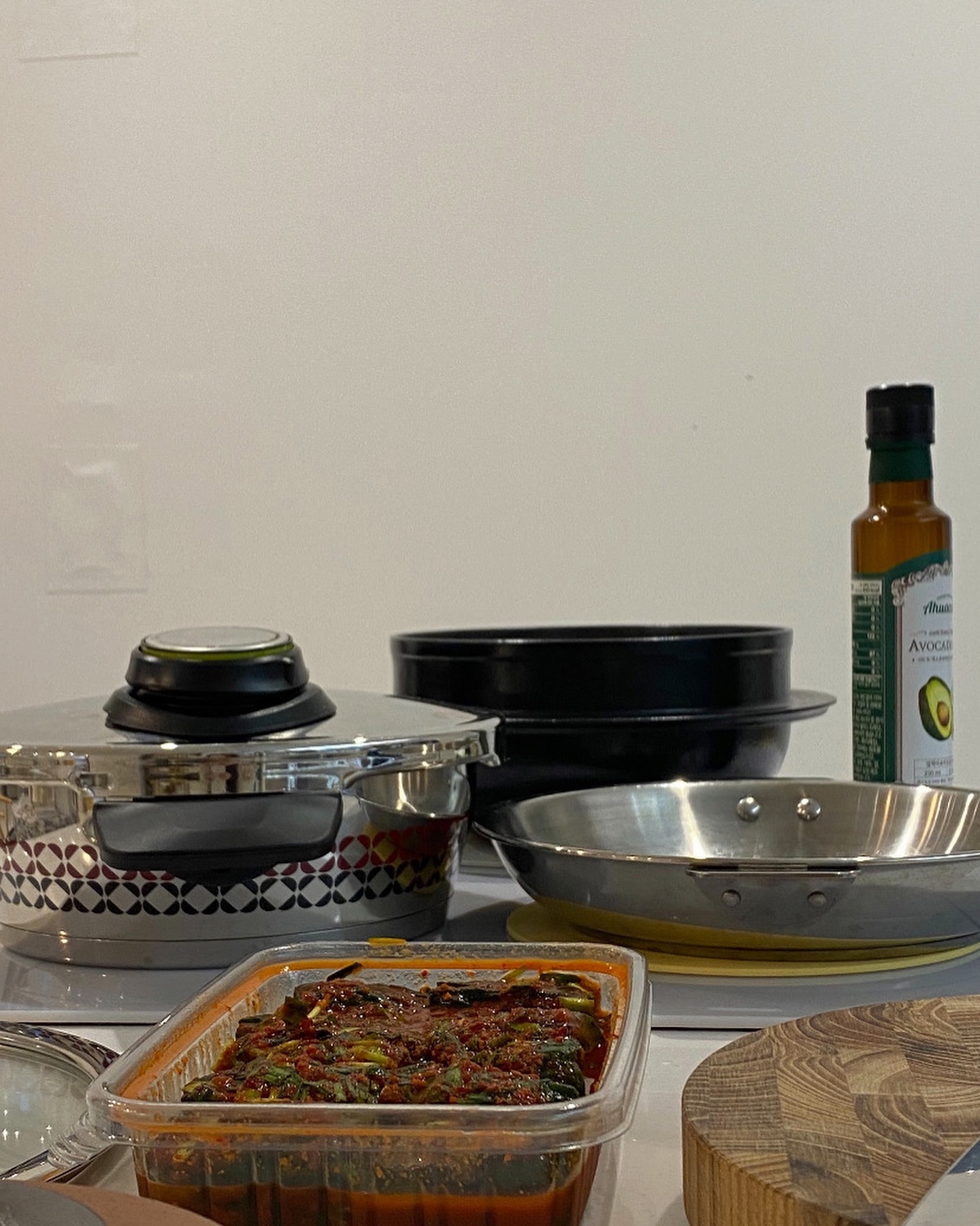 🥣
엊그제(화요일) 밥상,

체감은 금요일인데 아직 목요일 실화인가요?
주4일 일하다가 일상으로 돌아와 주5일 출근하니
정말 죽을 맛이네요 ... :(

이럴때 퇴근 후에 필요한건 모다?
정답은 바로 !!!! 냉동식품 👍

화요일 저녁,
좋아하는 갈비탕이 택배로 딱 도착해서,
퇴근하자마자 가마솥 꺼내 바로 뜯어 넣어 끓였어요.
무엇보다 갈비탕 안에는 순살갈비가 가-득.👍🏻

쌀 씻고 밥물 맞춰 압력솥 불도 올리고요,
압력추 초록색으로 예쁘게 올라오면 약불로 뜸들이기 시작,

스뎅팬 예열하고
압력밥솥 뜸 들어가는 동안
오이소박이는 먹기 좋은 사이즈로 잘라줍니다.

건강한 엑스트라버진 아보 오일 🥑 두르고
계란후라이도 4개 지글지글 부쳐주었어요.

뜸 까지 예쁘게 잘 들어
더 맛있는 갓 지은 밥에 갈비탕 조합이란, 🍚
몇가지 없는 밑반찬 툭툭 꺼내 밥상 차려주면,,,

한끼 클리어!! 완밥했답니다. 🥣

피드 안의 살림들은
최대한 태그해두려고 노력하는 편이예요.
그래도 혹시나 궁금하신게 있다면 디엠주세요. 🤍
.
.
.
.
#갈비탕
#순살갈비탕
#압력솥밥
#밥상