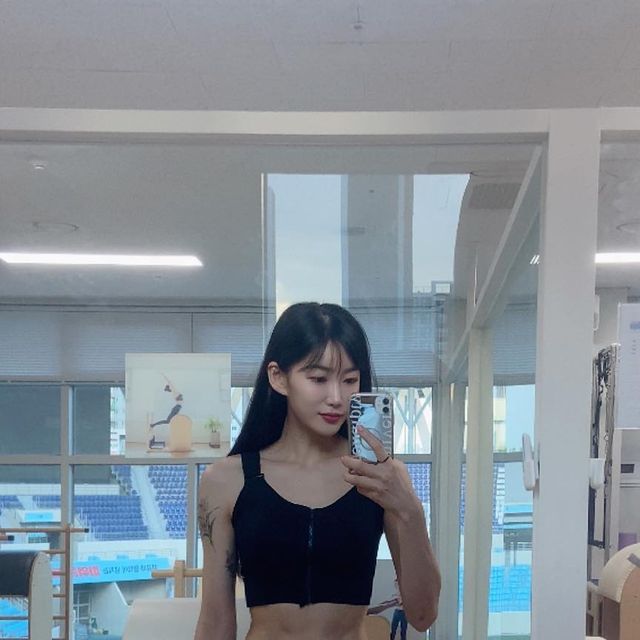 hhan on Instagram: "#광고 최근 운동에 재미붙인 헬린이 필린이 입니당. 💪이번엔 @marun5_official 에서 스무브 앞지퍼 컨트롤 심리스 스포츠 브라탑을 보내주셨어요!🙌 🙌🙌운동할 때 다른 브라