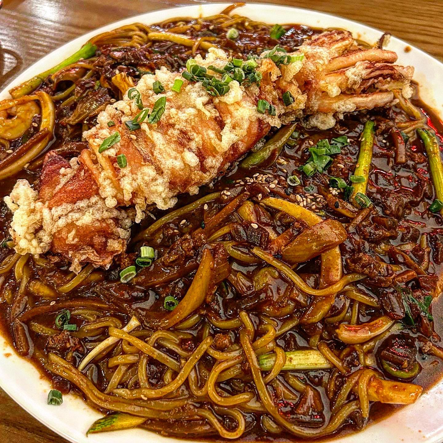 깔끔하고 고급스러운 퓨전 중식당❤️
#룡산399

평소에 국립중앙박물관을 자주 가는데
핫한 캐주얼 차이니즈 다이닝 맛집이 생겼다는 소식에
용산역 주변 새로 생긴 룡산 399 다녀왔어요 🌟

📍통오징어 쟁반짜장

원래 얼큰한 국물을 좋아해서 짜장 vs 짬뽕 고르면 
무조건 짬뽕 판데 여기 쟁반짜장 진짜 맛있어요 ..💗
오징어가 통으로 튀겨져 나오는데 크기가 손바닥보다 커요 
한 입 크기로 먹기 좋게 잘라서 쟁반짜장 오징어 위에 올리고 
크게 먹으면 여기가 극락 😍

📍삼선짬뽕

한눈에 봐도 해산물이 듬뿍 쌓아져서 나와요 🦐
아 여기 짜장면 너무 맛있는데? 하고 짬뽕 국물 먹어봤는데
얼큰하고 시원칼칼한게
해장으로도 식사로도 너무 좋을 것 같아요 ❤️

📍육즙 탕수육

보통 탕수육하면 튀김같은 식감을 상상하잖아요?
여기 탕수육은 튀김옷보다 고기가 더 두꺼워요 .. 🤩
한 입 씹으면 통통한 고기 식감이 고대로 느껴지는
마법의 탕수육 ✨

인테리어도 너무 힙하고
깨끗하고 예뻐서 다음에도 방문할 의향 100%!👍🏻
용산 주변 맛집 추천드려요💫💗

# 용산맛집 #신용산맛집 #국립중앙박물관맛 #국립중앙박물관 #룡산399