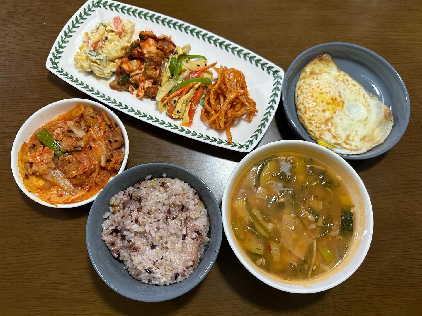 요리하기 싫을 땐 대구반찬배달 ‘현관 앞 키친’🔥
새벽배송에 하나만 시켜도 무료배달🫶🏻
반찬도 다섯가지나 되고 국맛집 인정‼️
나중에 또 시켜먹어야징~🤭
#대구반찬배달 #현관앞키친 #국맛집 #반찬맛집 #대구반찬배달추천 #반찬정기배송