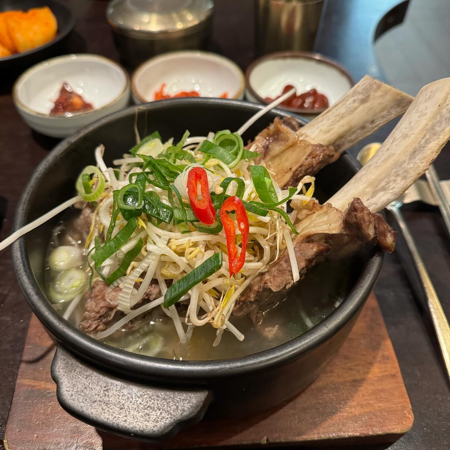 〰️ 
📍창고43 시청점

⭐️⭐️
무려 18000짜리 갈비탕..🍖에 왜 숙주를 넣은거죠🤷🏻‍♀️

📋
왕갈비탕 18,000원
유자육회비빔밥 14,000원

🗺️
서울 중구 서소문로 120 1층