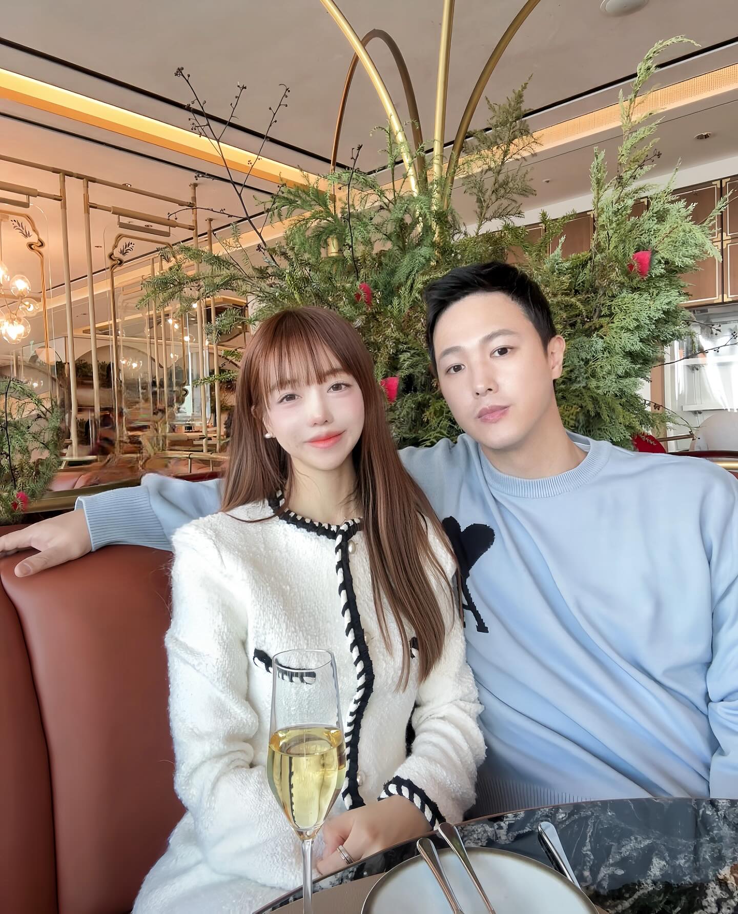 #merrychristmas🎄 🥂♥️
hotelnaruseoulmgallery 

ENFP♥️ISTJ  10년차 
서로의 다름 을 사랑스럽게 지켜보는 일상 
그안에서 같은 취향 을 만났을때 .. 💋 

#취향저격 #VOISIN WEEKEND LUNCH 
뷰가 너무 예뻤던 호텔나루 22층 
부아쟁 레스토랑 주말런치코스 🍽️

빨간 오너먼트 로 꾸며진 트리 와 
파노라마 뷰 가 다했댜 🙈🌈

🔖서울 마포구 마포대로 8 호텔나루서울엠갤러리 22층

hotelnaruseoulmgallery 
yulyul_j 
#메리크리스마스🎅 #부부데이트💕 #부아쟁레스토랑 
#워킹맘스타그램 #한강뷰 #한강뷰호텔 #뷰맛집🏞 
#호텔나루엠갤러리 #lifestyle #데이트코스 #릴리앤율
#뷰티인플루언서 #트위드원피스 #데이트룩 #샤넬백코디