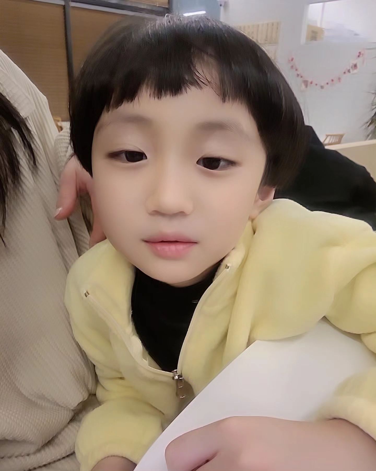 울아들은 어플보다 그냥이 더 이쁘구나!!
엄만 어플없음 사진 못찍어 ㅋㅋㅋㅋㅋ #사기컷

포기가 안되는 둘째
솔직히 내나이에 둘째를 갖고 낳는다는건 너무 힘들꺼라는걸 알지만 울이쁜이 지성이를 생각하면 낳아줘야 할꺼같은...
너무가 간절히 동생을 원하는 아이이기에.....그리고 
나중에 의지할 사람이 있다는건 든든한것이기에...
하~~~~~~~~

#고민 #둘째 #내나이44 #43인가? #만나이 #헷갈려 #뭣이중헌디 #늙는건똑같아