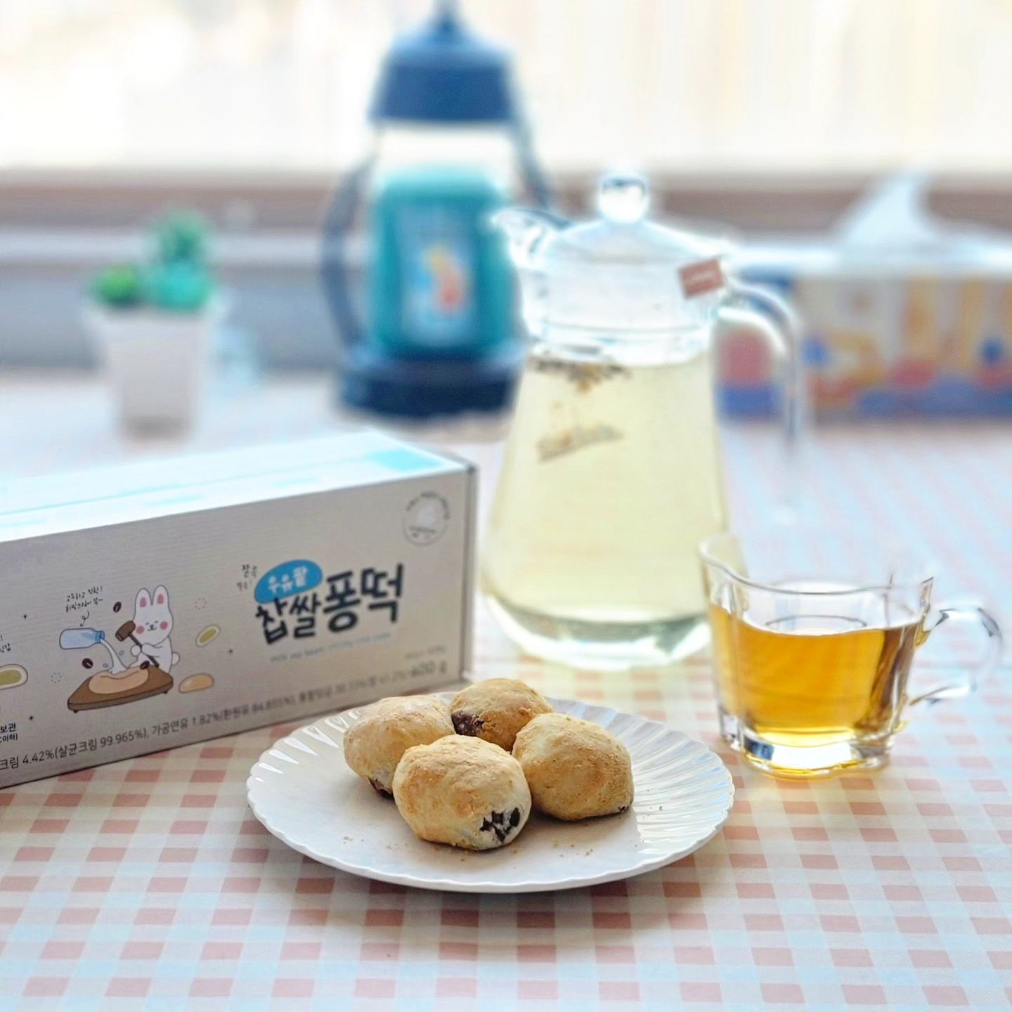 #협찬
월령별 맞춤 유아식, 영양죽, 건강반찬 등 
전문가의 영양식단을 제공하며
베이커리, 건강음료, 원물간식, 건기식 등 
가족의 건강을 위한 다양한 제품 라인을 가지고 
생산하여 우수한 품질의 제품을 진정받는 회사
루솔에서 만든 따뜻한 작두콩 보리차 한 잔에
#찹쌀퐁떡 먹으며 눈이라도 오길 바라는 오후..
전북 고창의 엄선된 쌀과 달달하고 부드러운
팥앙금, 꼬순 콩고물까지 입안에 가득~!
말랑, 쫀득, 달콤, 고소한 맛에
프랑스산 엑설런스 휘핑크림을 앙금에 추가되어
진하며 부드러운 맛이 한층 더해져
자꾸만 손이 가더라구요.
해동 후에도 방금 만든것 같이 맛있는
#찹쌀퐁떡
동글동글 귀여워서 외출할 때 챙기기도
참 좋더라구요.
.
.
.
#협찬 #찹쌀퐁떡 #딸기떡 #찹쌀떡 
#카스테라떡 #딸기 #홈카페 #떡순이 
#떡맛집
