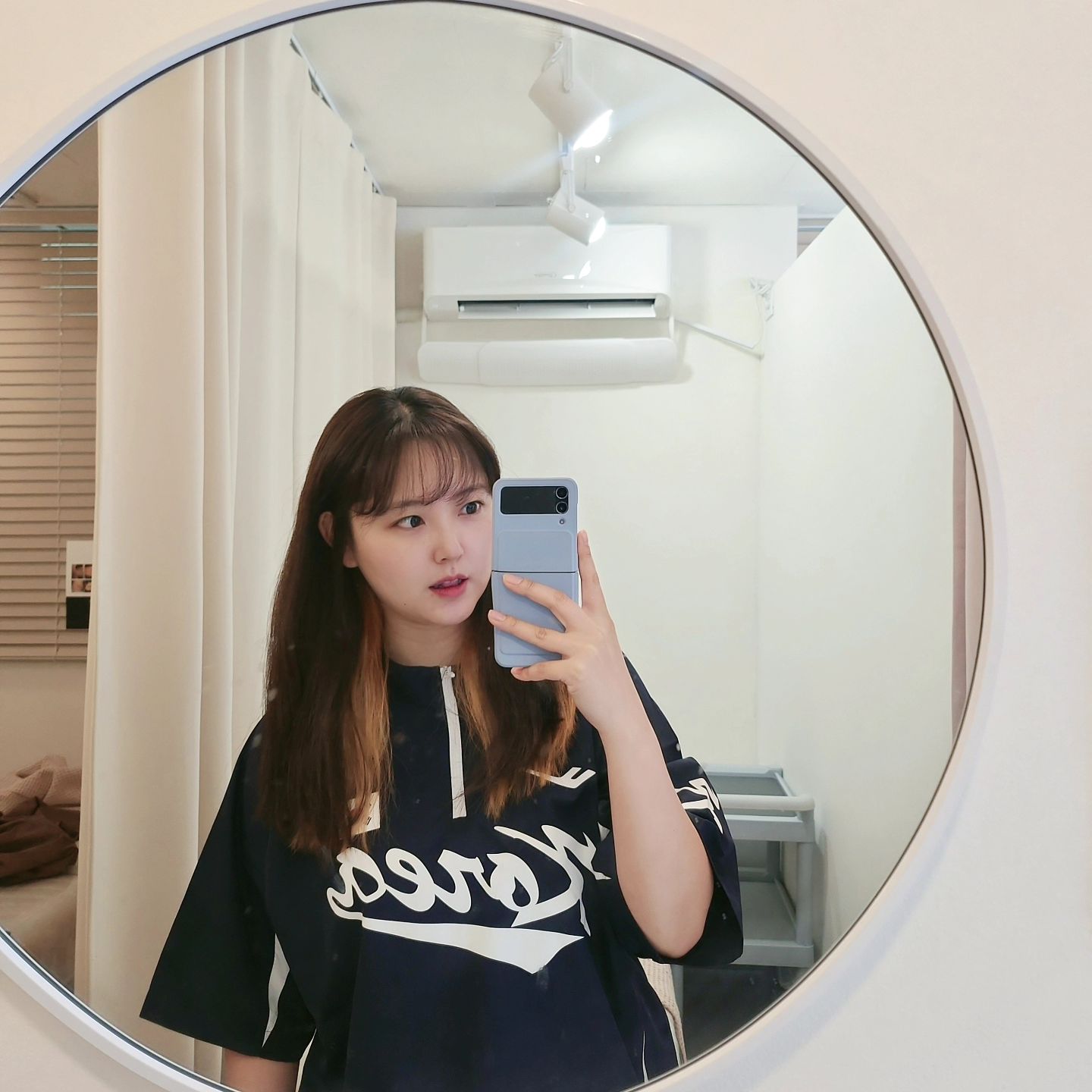 #협찬 올가드림뷰티_하남덕풍점
.
속건조랑 홍조 올라오는거 너~무 열받는 1인😤
모공관리 너무 중요한거 알지만 스스로 못하니까 전문가에게 맡겨보기
상담할때부터 전문가포스 좌르륵 나는 원장님🤭
구구절절 얘기할 필요없이 딱 필요한 관리 추천해주시고 바러 진행시켜버리셨닼ㅋㅋ
관리도 설명도 엄청 꼼꼼하게 해주신 것도 좋았지만
받는 내내 1초도 안쉬고 수다 떨고 넘 재밌었자나욬ㅋㅋ
심지어 며칠 지난 지금까지 얼굴 안땡기는거 넘 행벅 그 자체......🫶🏽
안보고싶었지만 피부 초근접샷 보고 기절할 뻔
했지만 원장님이 이정도면 괜찮다고 해주셔따...😏
.
근데 살쪄서 얼굴 너무 크네... 화장품 많이 들었겠는데요..?ㅋㅋㅋㅋ
.
#올가드림뷰티 #하남덕풍점 #올가드림뷰티하남덕풍점 #하남피부관리 #하남카페 #하남맛집 #피부관리 #건강한피부 #모공관리 #데콜테 #beauty #selfie