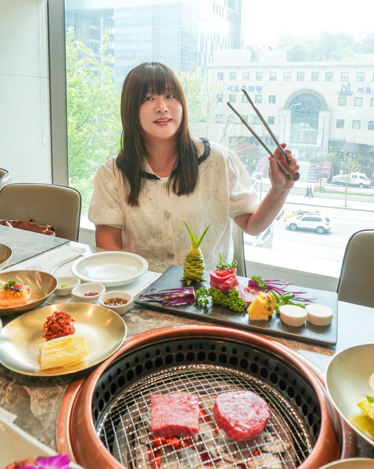💕
고기는 사랑입니다~

최애 고기맛집 #갈비사랑 
올만에 방문해서 역시나 맛있게 먹었어요
😘😋
케치테이블예약  2시로 예약했더니
뷰좋은 창가로 안내받아 기분이 더 좋고
한우모듬세트 주문했더니 기본찬이
너무 잘나외서 한정식 코스로 먹은듯해요

맛있은 고기 생각날때
식사 대접하고 싶을때
특별한 모임을 하고 싶을때
갈비사랑 고고해요~~~

📍브레이크타임 없고
📍주차가능
📍케치테이블 예약

#양재동한우맛집 
#갈비사랑 
#양재갈비 
#한우고기맛집