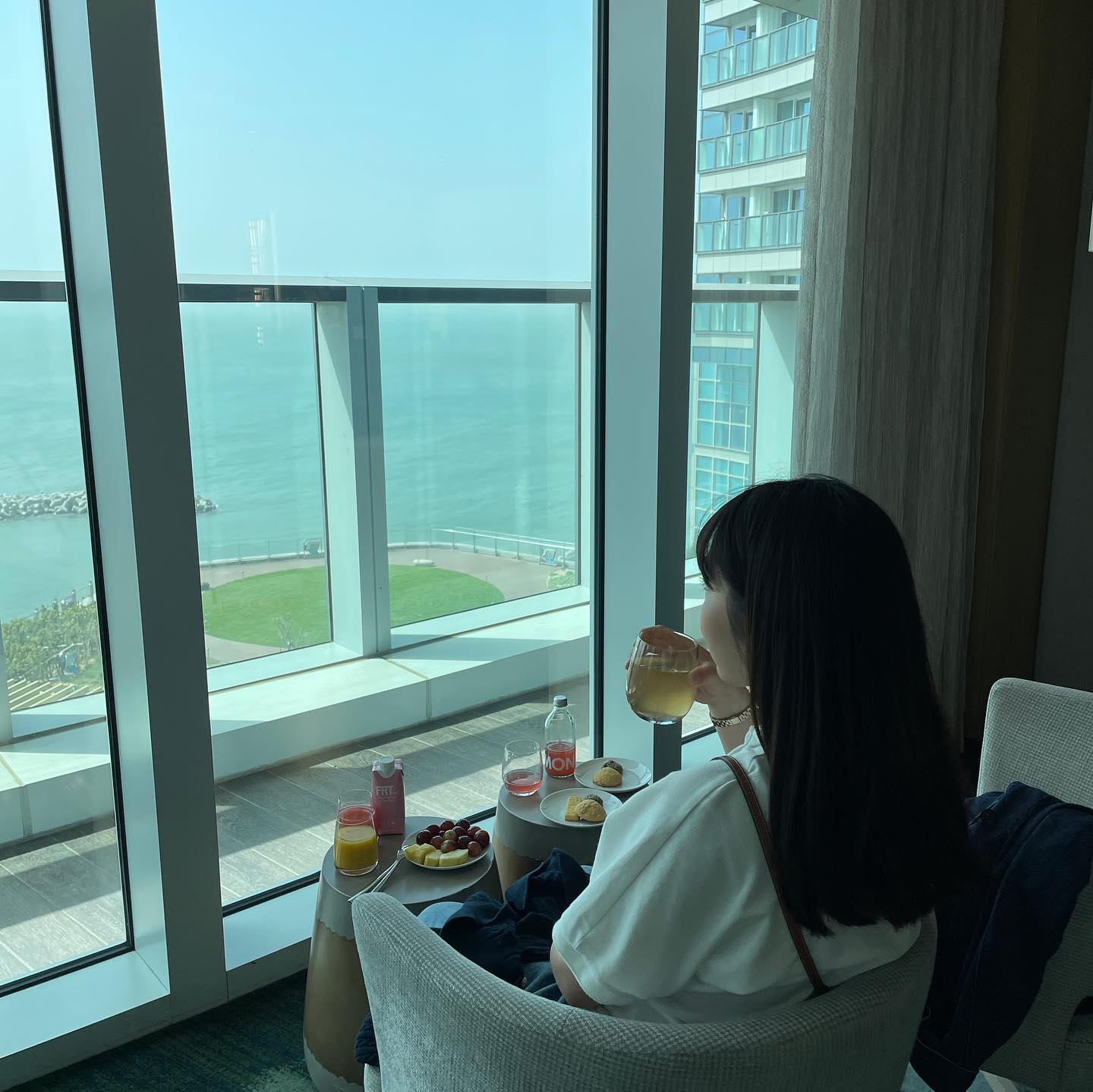 Salon de SIGNIEL / 투숙객 무료 라운지

Refreshments 07:00-10:00 & 14:00-16:00
Evening Delights 17:00-20:00

총 두 타임으로 시간이 나뉘어 지는데, 샴페인은 이브닝 타임에만 제공됩니다!

체크인 하고 나서 밤에 샴페인 한 잔, 체크아웃 하고 나서 아침에 차 한 잔 필수⚠️

저녁에 마실 수 있었던 샴페인 종류는 총 4가지 였어요🍾

샴페인 종류는 아래를 참조하세요❤️

1. 뽀므리 브뤼 로얄 (약 6만원)
2. 르네 바르비어, 브뤼 리제르파 (약 2만원)
3. 라펠 카릴리사 모스카토 스푸만테 (약 2만원)
4. 브루메테 에스뿌모소 브롯 (약 3만원)

​이것들은 라운지에서는 다 무제한 무료👍🏻