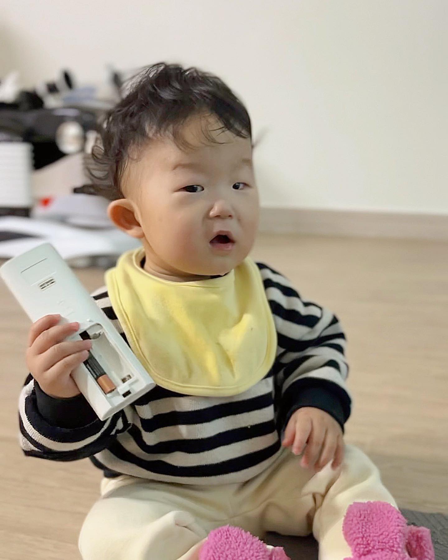 최하랑 남아 이제 13개월28일👩🏻‍🍼

아가들 요맘때 ~ 다똑같은거죠? 
자기 리모컨보다 에어컨 리모컨이 좋고 
자기 폰보다 엄마 핸드폰이 좋은거.. 흠.. 

근데 얼핏 엄마도 그랬던거 같아 엄마폰 있는데 
할아버지 폰으로 골프게임하고 ㅋㅋ 흐 다그런거 아니겠나~ 

웃으면 작아지는 저눈에 엄마는 힘이 쏟😄 
요즘 많이 안웃어줘요.. 이름은 미소천사인데 오디가써 
그래도 여전히 웃는게 이쁜 아들은 맞네👩🏻‍🍼 

랑이는 기분이 최상이면 앉은 자세에서 360도를 도는데 
엉덩이가 베길까 걱정은 되지만 그모습이 너무 귀여워요.. 
어디서 배운지는 모르겠는데 주변 물건을 만지면서 터득한거 
같은,, 근데 속도도 빨라서 그렇게 좋아 하면 꺄 하는데 너무 
사랑스러워 ㅠ 최하랑 😩 정말이지 너땜에 심장 없어지겠어 

저렇게 리모컨 물고 빨아서 장난감보다 .. 리모컨 소독을 
더한다는 생각을 어렴풋이 합니다 😄

마지막 사진은 카메라(폰) 뺏기기 전 하지만
주지 않았지🙂 
그나저나 저 침이 보시나요 이가 또 날려고 하는지 
턱에 문제가 있나 싶을 정도로 침을 많이 흘려서 요즘 
턱받이를 하루에 몇번 바꾸는지 🤣 성장 잘한다!! 

다행인건 이앓이? 정도는 아니고 짜증? 정도 여서 
오사닛 캔디로 진정 시키고 있다만 아직 어금니가 아니라 
그게 먹히는 거겠죠? 랑이는 지금 윗니 아랬니 총 6개예요!! 

앞니가 토끼 처럼 엄마가 보기에 큰거 같아 귀여운 🐰
원래 엄마 눈엔 다이뻐🥰 최고지 최하랑 크르릉 하는 것도 
크으크으크으 장군 소리 내는 너의 목소리도 엄마는 모든 널
사랑한단다💙 

랑이 랑 있으면 광대가 너무 아퍼서 진정 시간이 필요해요..
엄마 광대 쥐나써 ㅠ 기다려봐 하며 집안일로 진정을 하곤 
한답니다 😄 

마지막에 양말 자기가 벗기 시작한 뒤로 저렇게 장난을 
치는데 도리도리도 마스터 한 뒤로 심심하다 싶으면 
도리도리도 한번 해주고 개인기가 많이 생긴😊 

정말 하루하루가 너무 재밌고 오늘은 어떨지 궁금하고 
힘이 되는 나의 아가 👩🏻‍🍼

건강만 하게 자라렴 💙 오늘도 무사함에 감사한 하루였네요.