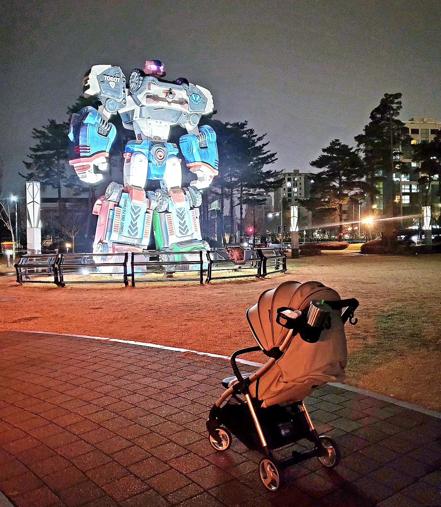 .
.
포근하던겨울 어느날
새 유모차 나들이

🩷