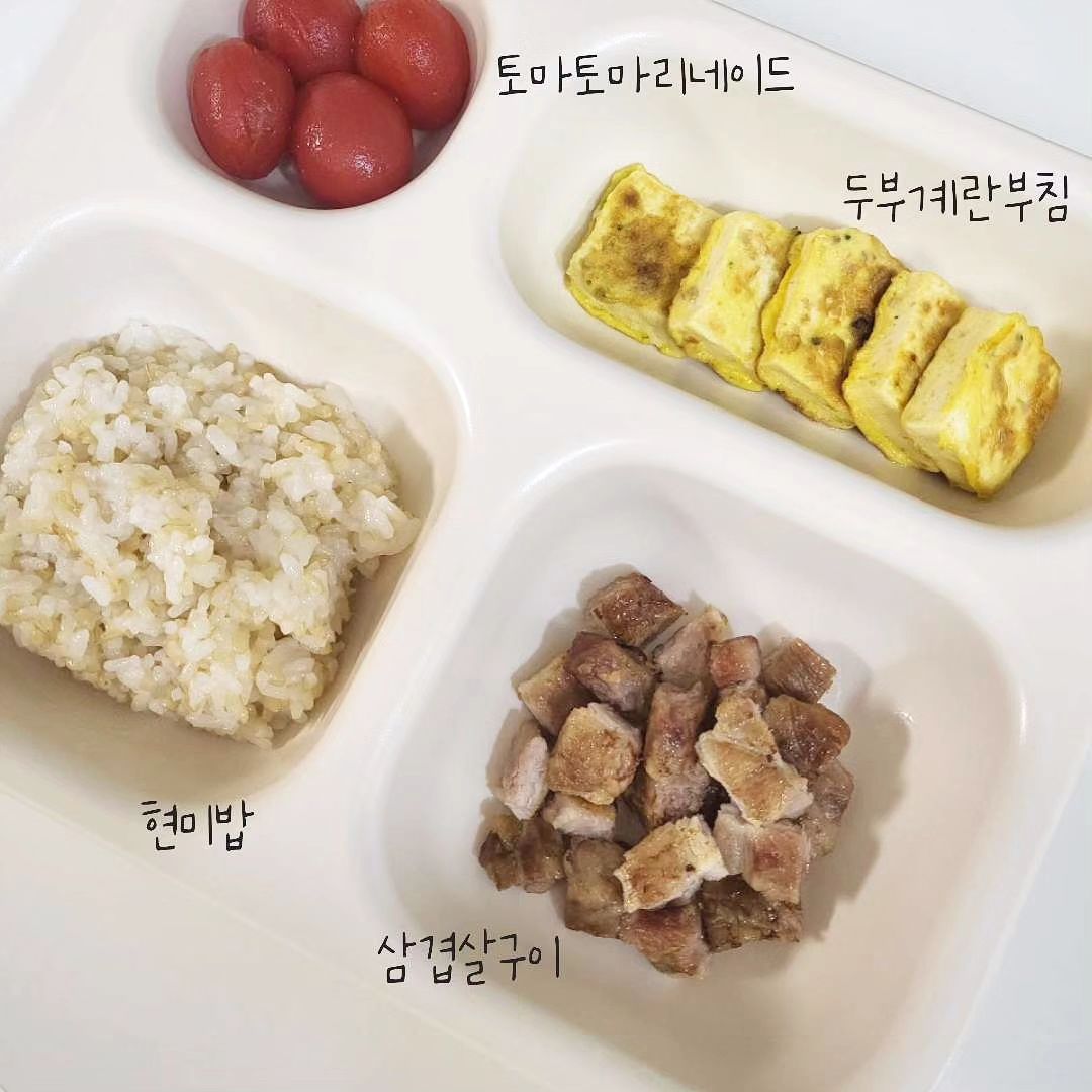 윤우 유아식기록💛🧡💚
오랜만에 올려보는 유아식판샷이예요:)

요즘은 날이 더우니 불앞에 오래 서있기 귀찮고 힘들어서
식판이 아니라 그냥 냉동국 데워 그용기 그대로 챙겨주거나
혹은 요즘 한그릇요리로 주는경우가 많아요!

겨우 찍어서 기록해둔 식판샷은 긁어- 긁어 모아모아 박제:)
다 비슷한 메뉴인건 흐린눈으로 보기요ㅋㅋㅋ

어른들 밥 머해먹나도 고민이지만
애기 밥 머해먹이나도 매일의 고민......🥺

요즘은 해시태그를 많이들 안달고 여기저기 릴스뿐이고
해시태가 검색해도 최근순 정보가 아니고
인친님들 피드도 순차적으로 보이는게 아닌것 같아서..
또래 아가 키우는 엄마들 최근 제철식판샷 찾아보기가
너무너무 어려워요힝  참고하고 싶은데🥺🥺

#식판식
#28개월아기
#식판샷
#유아식기록_윤우