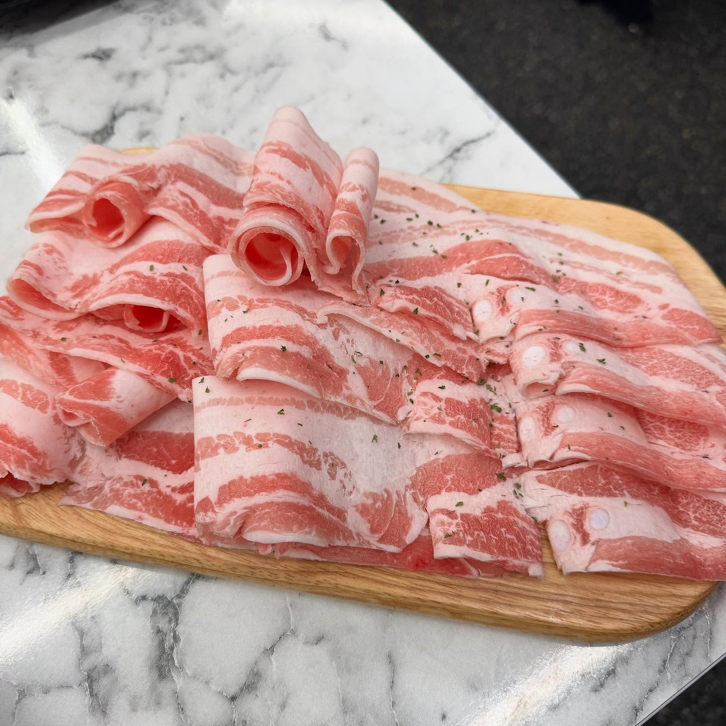 #협찬 #꽃잎대패_동탄역점
⠀
동탄역 갓성비 대패 맛집 소개해드릴게요!
동탄역에서 제일 핫한 회식장소 바로 여기입니다❗️
주말에 방문했는데 손님들이 너무 많아서
웨이팅이 좀 있었는데 이유를 알겠더라구요..!
⠀
이베리코부터 프리미엄 한돈 생고기, 대패류에
점심특선 메뉴까지 다양한 종류의 고기를 맛볼 수 있고
대패류는 가격도 엄청 착해서 갓성비 그 자체🔥
⠀
꽃잎대패 300g+한돈삼겹대패 200g 주문했는데
양도 꽤 많아서 두명이서 배 터지게 먹었어요!
고기 퀄리티 보이시죠??
후추 챱챱 뿌려서 구워서 먹으니 먹자마자 행복해지는 맛💫
대패는 역시 사랑이죠♥️
⠀
셀프바에 양파, 햄, 가지, 버섯 등 고기와 함께 구워서
먹기 좋은 재료들과 신선한 쌈채소도 다양해서
무한으로 가져다 먹을 수 있다는 점도 너무 좋았어요👍
⠀
대패 조금 남겨 콩나물, 김치, 김, 공기밥에
볶음밥용 날계란 추가해서 볶음밥도 만들어서 먹었는데
진짜 꼭 드셔보셔야 해요..!
셀프로 만들어서 먹어도 짱짱맛이랍니다😋
⠀
입구쪽에 아이스크림 기계도 있어서
후식으로 아이스크림 콘까지 즐기실 수 있어서
회식, 모임 장소로 아주 딱이었어요!
갓성비 대패 맛집 찾으신다면 꼭 방문해보세요❗️
⠀
⠀
📍꽃잎대패 동탄역점
경기 화성시 동탄역로 102 GATE3 앨리스빌 1층
영업시간 : 매일 11시 - 24시
전화번호 : 0507-1371-3995
⠀
🏷️ 주문 메뉴
꽃잎대패 100g (5.7)
한돈 삼겹대패 (6.9)
우렁된장찌개 (5.0)
폭탄계란찜 (1.5)
공기밥 (1.5)
볶음밥용 날계란 (0.7)
⠀
⠀
#꽃잎대패 #꽃잎대패동탄역점 #동탄맛집 #동탄역맛집 #동탄고기집 #동탄역고기집 #동탄대패맛집 #동탄삼겹살 #동탄회식장소 #동탄모임장소 #동탄모임장소추천