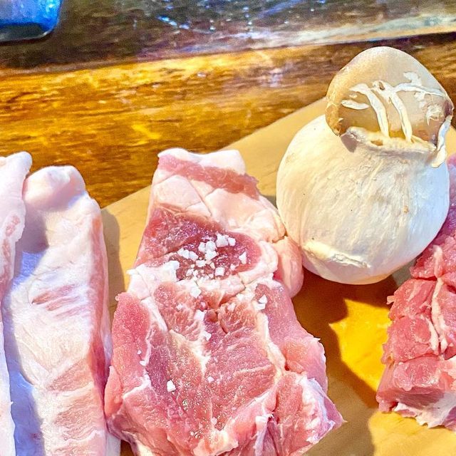  맛있는 것만 있는 메뉴판 on Instagram: "#협찬 #광고

🥢잠실새내역 - 신천돼지🥢

잠실에서 제일 신선하고 천국 그 자체를 느낄 수 있는 
최상의 고기집👍

고기를 정성껏 구워주신다는 잠실새내 ‘신천돼지'에 방문하였습니다!

예약하고 간 곳이라 테이블 위에 환영해 주시는 문구가 적혀있는 
메모가 있어서 벌써 기분이 좋아지더라구요😊

메뉴를 보니 삼겹살과 목살, 항정살의 원산지는 강원도에 
제주 목살까지 모두 국내산이라
어떤 고기를 시켜야 행복한 한 끼가 될까 아주 고민이 많았습니다🤔

결국 강원도에서 온 삼겹살과 목살, 항정살을 모두 시켰어요✨

기본 세팅으로 각종 반찬과 고기 가득한 김치찌개가 나왔고, 
고기는 커다란 버섯과 함께 나와주셨어요😆

고기를 직접 다 구워주셔서 저는 가만히 보고만 있었는데 
보는 것만 해도 행복함이 가득 채워졌어요❤️

열심히 잘 구워주셔서 그런지 겉은 바삭하고 안은 쫄깃한 것이 
아주 육즙 가득하고 미쳤더라구요…

거기다가 백김치와 고사리를 구워주시는데 거기에 고기를 싸먹어도 
지이이이이이인짜 맛있었어요!!!

고기에는 계란찜을 같이 먹고, 
다 먹으면 볶음밥까지 먹는 게 국룰이쥬?

고기 주문 전부터 이미 다 계획하고 끊기지 않게 
착착 바로 진행시켰습니다✌️

볶음밥은 작은 프라이팬에 계란후라이와 김가루와 함께 옹기종기 
모여서 나오는데 너무 맛있었습니다….

다 먹었을 때는 고기를 직접 굽지 않아서 손이나 소매에 고기 냄새가 배이지 않았고, 찝찝하지 않아 너무 좋았어요💕

잠실에서 회식해야 하는데 어떤 가게를 골라야 할지 고민이실 때, 
야구 경기를 보고 에너지를 가득 충전하고 싶으실 때, 
그냥 맛있는 고기를 먹고 싶으실 때 이곳을 추천합니다🫶🫶

🗺️ 신천돼지 @veteran_fnc_ceo
🗺️ 서울 송파구 백제고분로9길 24 1층

#신천돼지 #잠실새내맛집 #잠실야구장맛집 #잠실새내고기집 #잠실새내삼겹살 #잠실새내회식 #잠실삼겹살 #잠실새내데이트 #잠실새내고깃집 #잠실새내역맛집 #스토리앤체험단 #스토리앤 #잠실새내 #잠실 #잠실야구장"