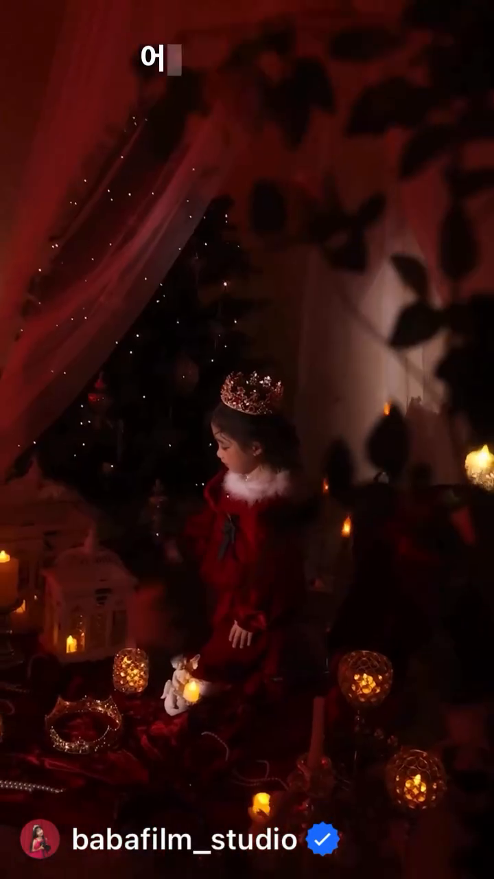 ✨신비한크리스마스 🎄
무거운 왕관의 무게를 버틸 수 있을까 걱정했지만 
와우 언니들 보다 더 잘하는 윤슬이

✔️아이들도 반하게 만드는 고급진 빈티지왕관은 윰주얼리표
yum2000

✔️그때 그때마다 멋진 공간으로 변신하는 마법공간은 바바필름 baba_film_

#윤슬 #윤스리 #윤쯔리 #윤슬이그램 #달콤이그램 #키즈모델 #여아모델 #광고모델 #신인개발팀  #캐스팅 #캐스팅디렉터  #섭외 #크리스마스 #여아옷 #아동모델 #아동복모델 #아역배우  #아역모델  #아역캐스팅