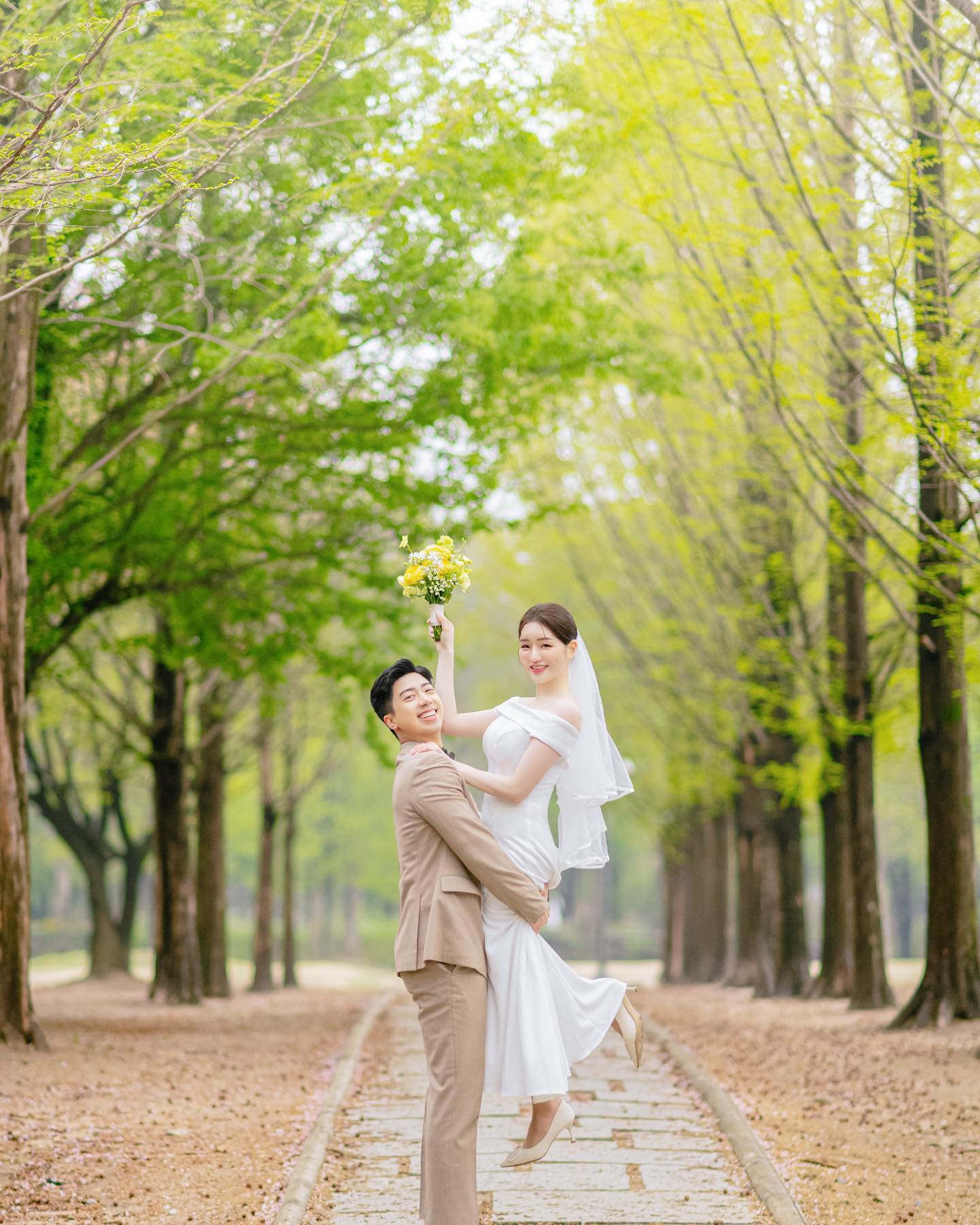 #230406 목요일⭐️
#야외스냅 #영희사진관#세로버전
🩵영희사진관과 두 번째 촬영🩵📷
아침부터 비가 내리고 흐려서 걱정했지만, 그 날의 흐림은 찾아볼 수 없을 정도로 너무 예쁜 결과물이 나와 행복하다🩵
어떻게 이렇게 보정도 곱게 이쁘게 잘 해주시는지🥹👍🏻
영희작가님들, 촬영날 진짜 너무 고생 많으셨고
잘 챙겨주셔서 감사해요😊
무엇보다 이렇게 평생에 한 번 있을 예쁜 순간
잘 담아주셔서 감사해요😊🩵
.
.
.
#영희사진관#웨딩스냅#웨딩촬영
#웨딩야외스냅#야외스냅
#서울숲#서울숲야외촬영#서울숲스냅