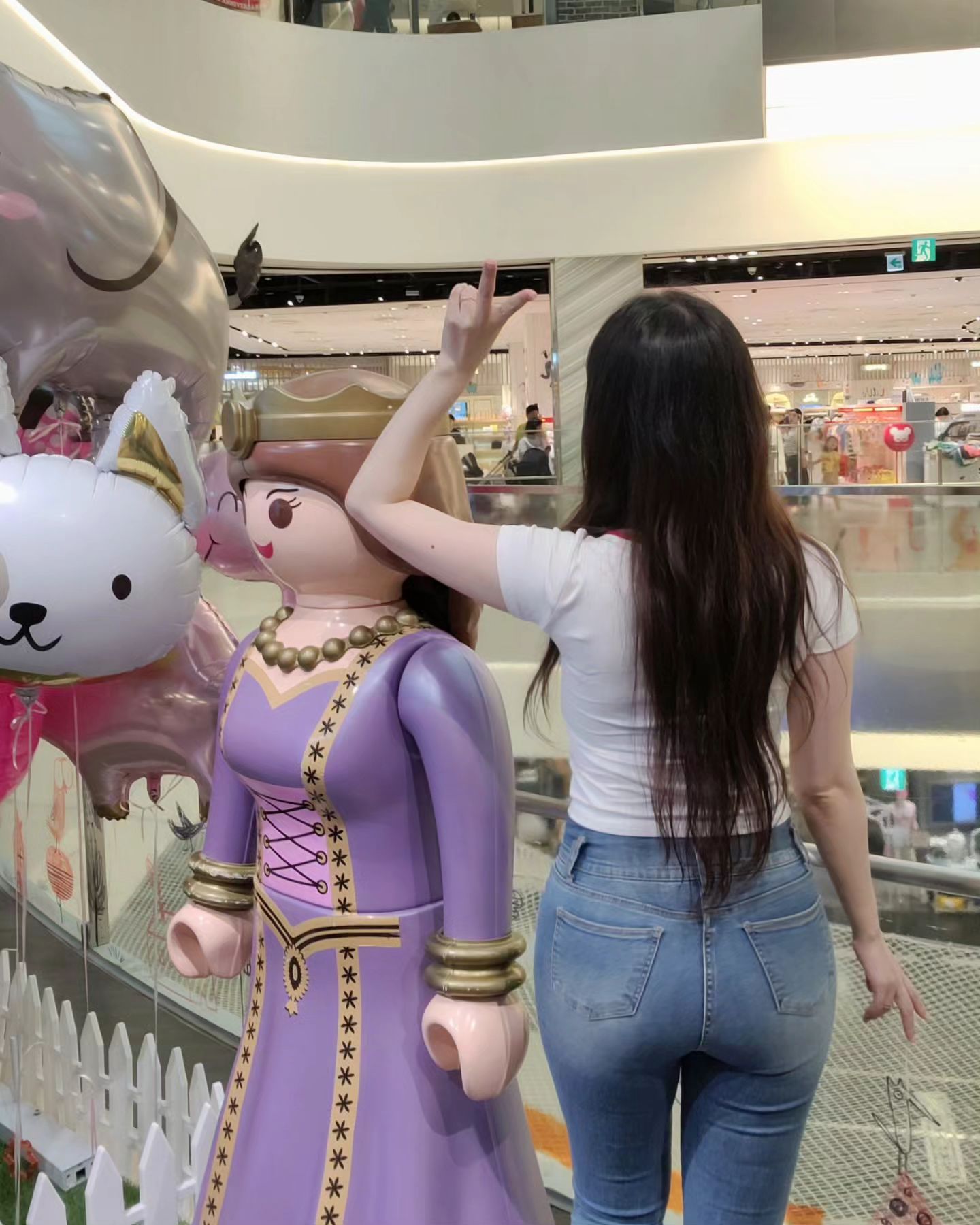 피지컬 .... 😘

#대구신세계백화점 #ootd 
#청바지 #키티보러왔는데거의포기