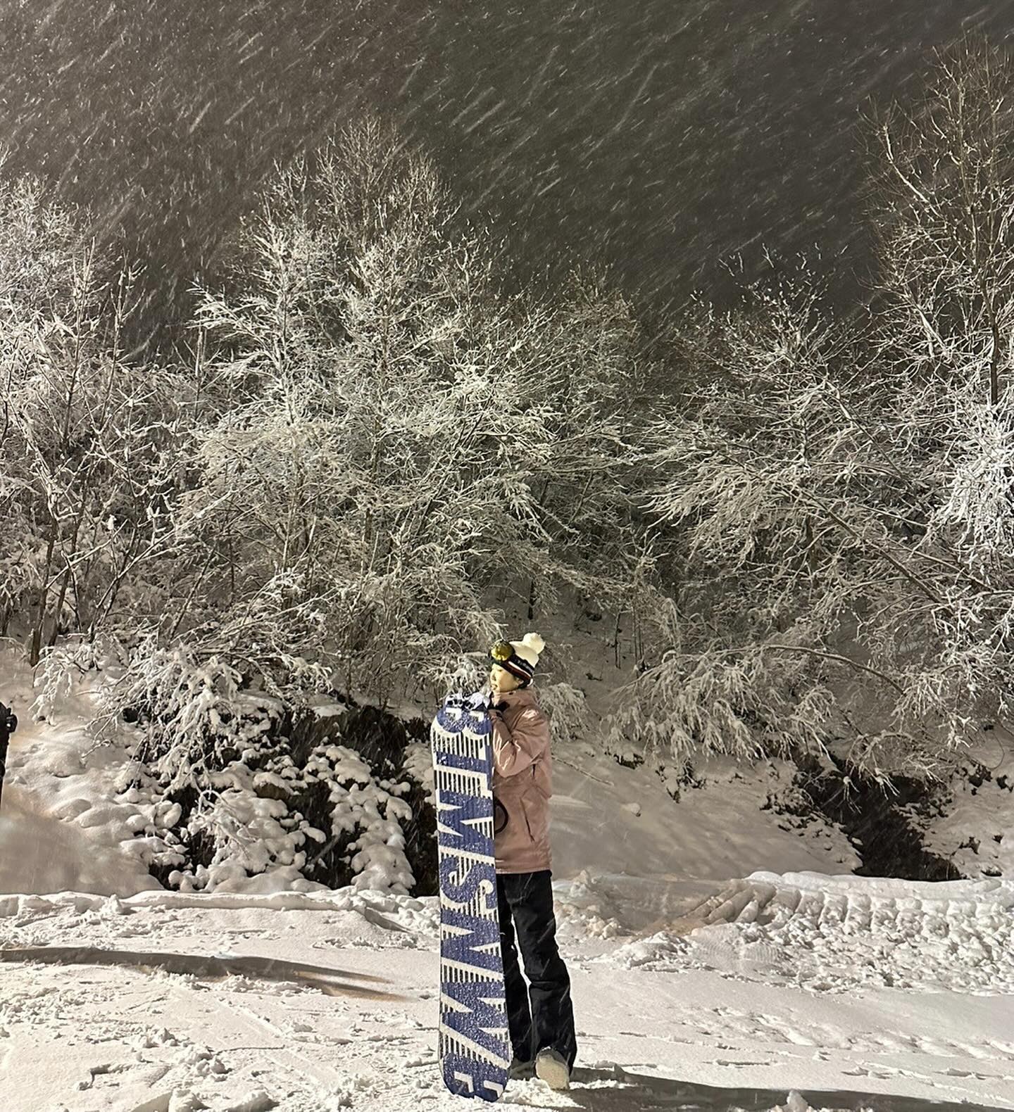 뒤로 타는거 그거 어케 하는건데....🍃
눈 펑펑와도 스노우보드 타는 나🏂

자고 일어났더니 근육통 미쳤네
누가 나 잘때 내 몸뚱이 씨게 때리고 갔냐ㅠㅠㅠㅠ
어우 죽게따ㅏㅏㅏㅏㅏ