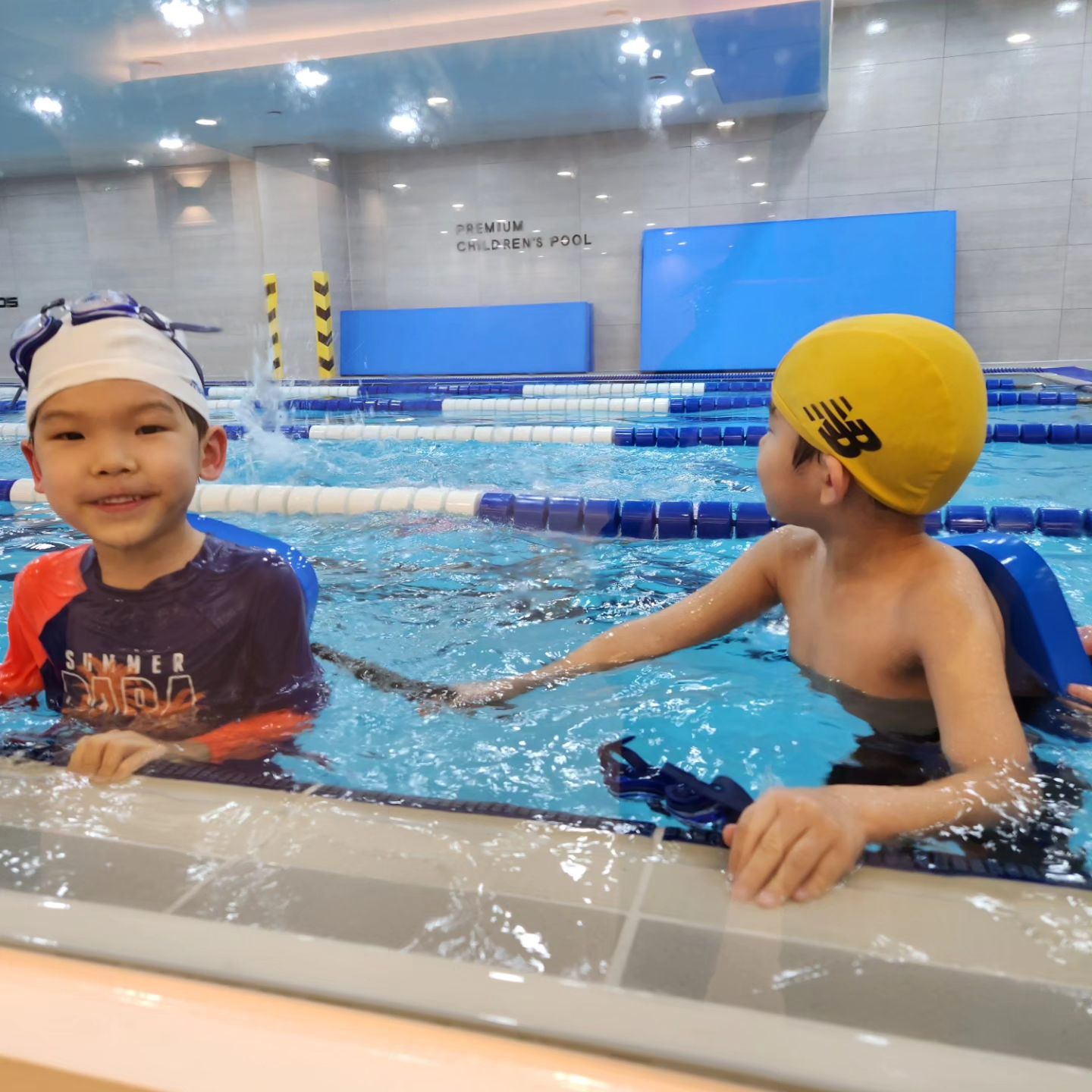 20240117

하준이 첫 #수영수업 🏊‍♂️

시하랑 같이 한다고 해도 태권도랑 수영은 안할거라더니
오늘 50분 수업 끝나고 벌써 끝났냐며 더 하고싶다 하고,
축구보다 수영이 더 재미있다던 하준준 🙂

처음엔 넘나 어색어색했지만 어느덧 물에 적응해, 
1초였지만 코 안잡고 잠수에 도전해보는 우리아들 멋져부러♡ ㅋㅋ 
안한다며 물에서 나올거 같다고 엄빠는 예상했었는데...
대단해유 👏

오늘 어쩔수없이 이준이와 동행 했는데 눈이 녹아서 바닥
미끄럽고 비까지 내리던.. 험난한 길이었다 ㅜㅜ #육아전쟁

오늘 수영 덕분인지 저녁도 잘 먹어줌 🙂
생존수영이라도 배울 수 있기를! 화이팅!!