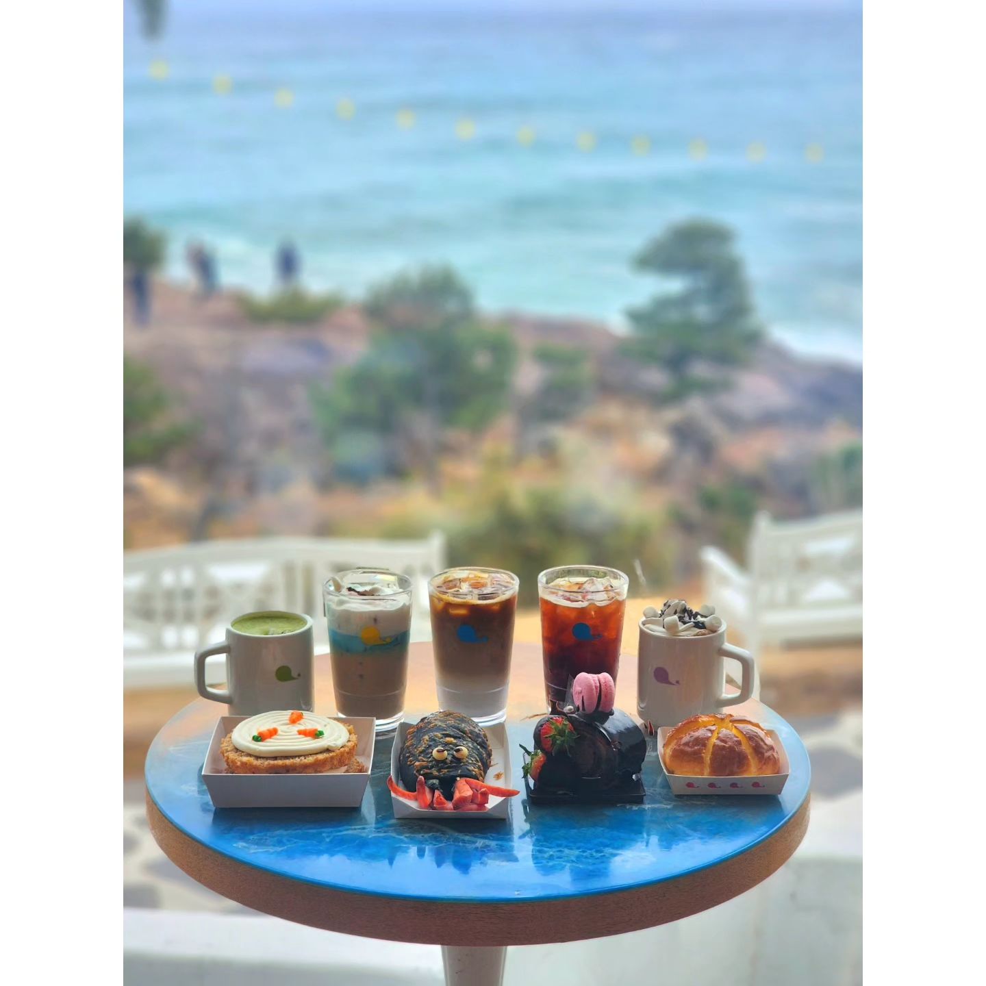 포항 오션뷰 베이커리 카페 <러블랑>
돌고래 그림이 포인트 🐬
음료나 케이크 가격이 ㅎㄷㄷ 하긴 했지만 포토존도 많고 오션뷰값이라 생각하니 음 그래도 괜츈 ?!
#카페러블랑 #말차러블랑 #카페라떼 #카페모카 #아메리카노 #바니바니케이크 #우유블랑 #동해오징어한마리 #블랙홀 외에 많이도 시켰지만 우선 요것만 찍어보기😊
지나가는 사람들도 이쁘다며 사진을 찍어가셨다😂

주소 ; 경북 포항시 북구 송라면 동해대로 3310 러블랑
경북 포항시 북구 송라면 지경리 232
영업시간 ; 주말 08:30 ~ 21:30 / 평일 ; 08:30 ~ 22:00
.
.