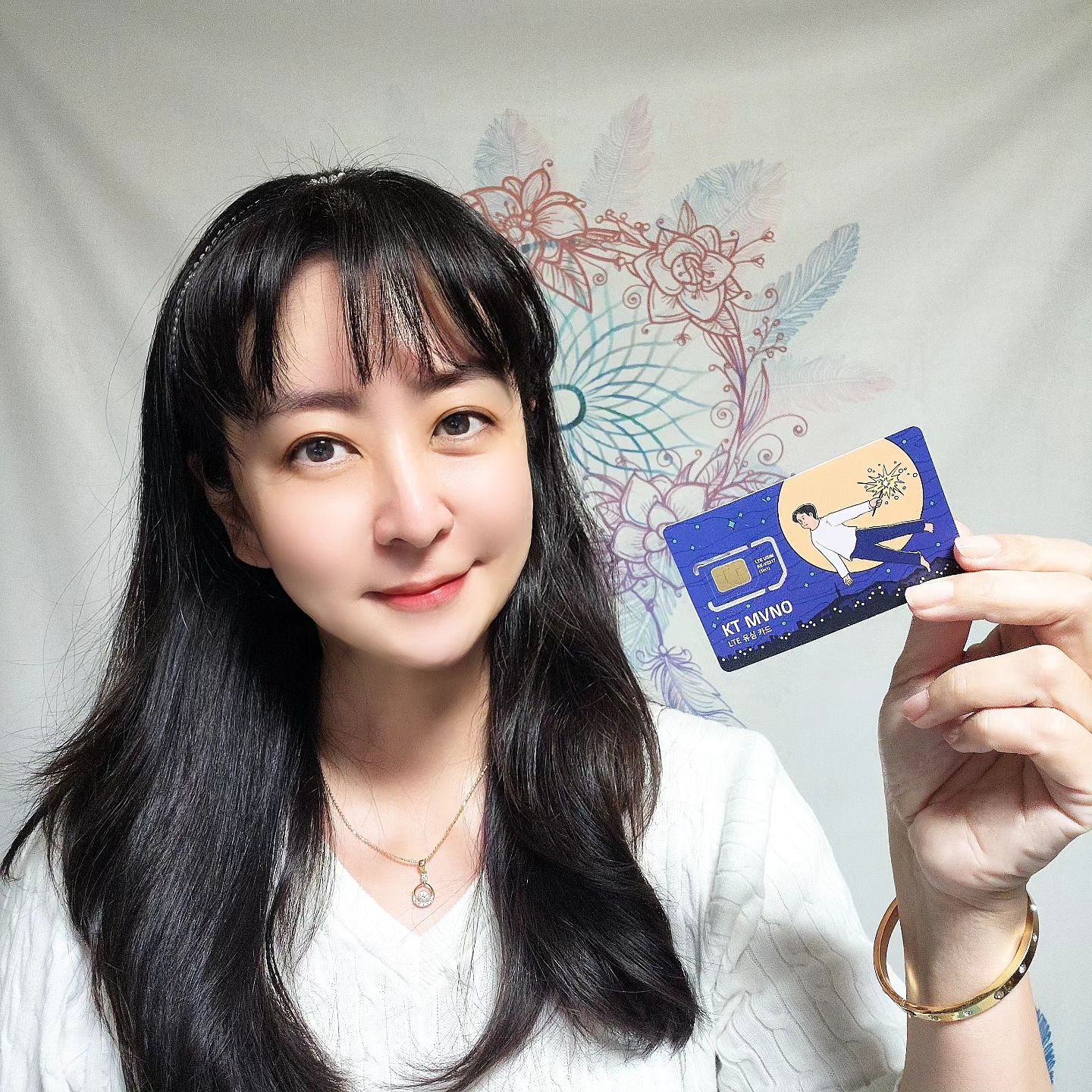 #광고

그동안 갖고 싶었던 아이폰 15를 주문하면서 통신사는 kt M모바일로 선택했어요. 알뜰하게 비교해보고 알뜰폰 통신사로!

휴대폰은 애플 공식 홈페이지에서 자급제폰으로 구매했는데 약정도 없고 월 납부요금도 저렴한 자급제폰+알뜰폰 조합이 합리적이네요. 일반통신사에서 구매하는 것보다 훨씬 저렴하고 구매도 빨라서 자급제폰이 편해요
여기서 꿀팁!
kt M모바일은 아무나 결합 서비스를 제공중인데 최대 20GB 추가제공을 받을 수 있어요. 가족은 물론 지인, 랜선친구 상관없이 결합이 가능하고 셀프로 가입할 수 있어요.
최대 20MB 제공은 데이터 제공 결합시에만 받을 수 있으니 참고하시고요

요금제는 kt M모바일 모두 다 마음껏 7GB+(PAY 쿠폰_5000P)로 선택 아무나 결합 덕분에 데이터를 한달 기준 7GB 데이터에서 5GB 데이터를 매달 한 번씩 받을 수 있어요.
1만원대 후반 가격으로 월 최대 총 12GB 나 이용가능한거죠~

여기서 더~ 2년동안 매달 네이버페이 5000포인트도 무료로 줘요.
쇼핑이나 웹툰볼때 추가 구매할 수 있어 좋은 선택인 것 같아요.
네이버페이를 자주 사용하는 저한테 딱 맞는 선택이었답니다.

kt_mmobile
#결합 #아무나결합 #네이버 #네이버페이 #간편결제 #갤럭시z플립5  #갤럭시z폴드5 #아이폰15  #아이폰15프로 #아이폰15프로맥스 #아이폰14 #아이폰SE3 #갤럭시S23울트라 #ktM모바일 #kt엠모바일 #마음놓고쓰다 #알뜰폰요금제 #무제한요금제
쇼핑