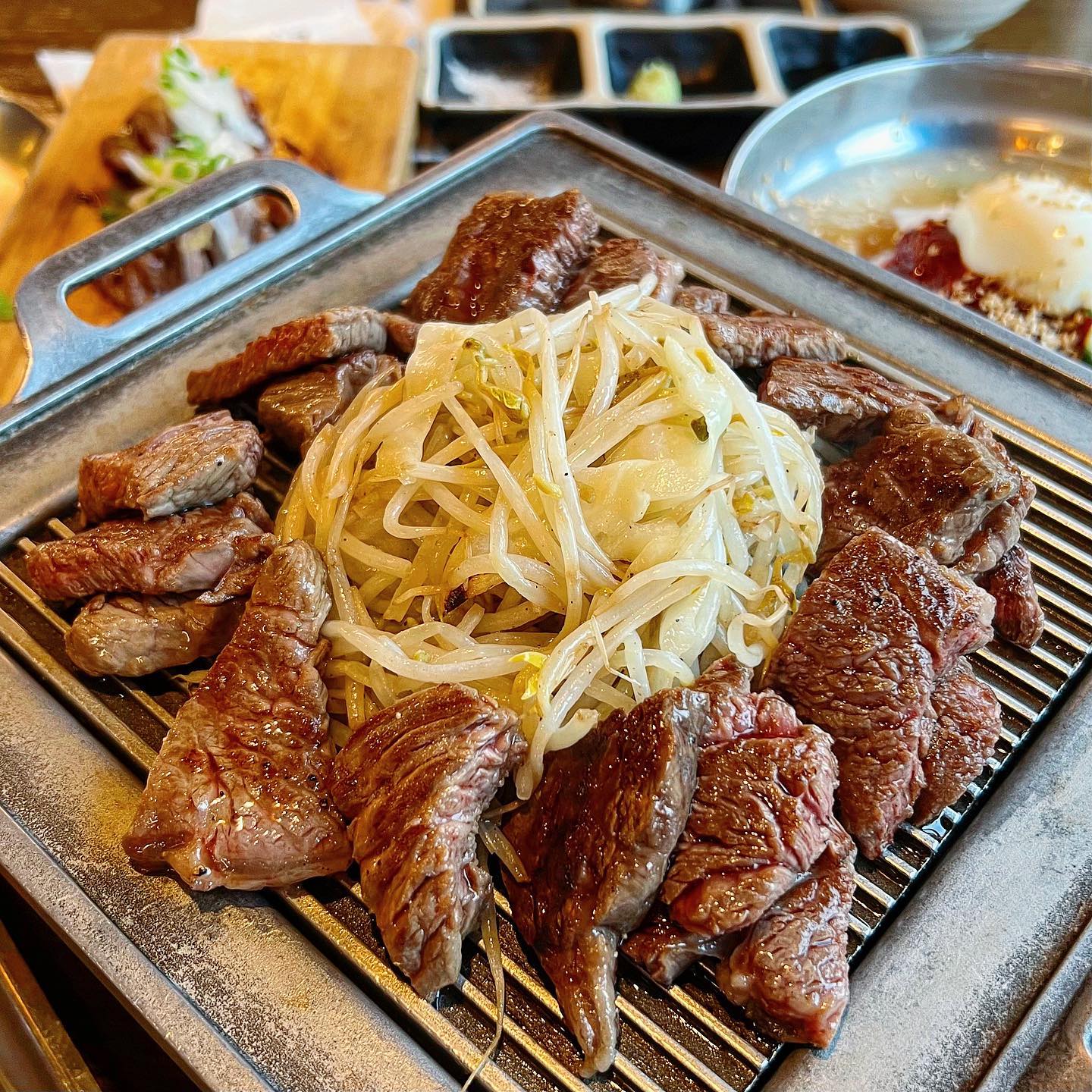#협찬 송도 260도🥩
.
최고급 미국산 숙성 소고기맛집 260도💕
세트 메뉴에는 다양한 부위를 맛볼 수 있는 디너세트와
가성비 좋은 런치세트가 있는데
우리는 저녁에 가서 시그니처 스페셜 세트를 주문했다🧾

시그니처 스페셜세트에는 등심, 부채, 살치살이 나오고
모든 세트메뉴에는 유자카르파쵸, 소고기초밥, 육회, 월남쌈(?)이 조금씩 나온다😋

이걸 다 먹을때쯤엔 직원분이 오셔서
등심부터 토치와 불판으로 구워주시는데
부위별로 따로 구워주시고 구워주신 한 부위를
다 먹을때쯤 다시 오셔서 다른 부위를 구워주신다🔥
덕분에 막 구운 맛있는 고기를 식기전에 맛있게 먹을 수 있고
굉장히 친절하셔서 대접받는 기분이 드는 식사였다😇
모든 고기가 육안으로만 봐도 신선하고 좋은 고기인게 보였고
육향 외에 잡내가 하나도 없고 너무너무 부드럽고 맛있었음🥹
특히 세트 외에 추가로 주문한 치마살이 진짜 입에서 녹음
잇몸으로도 씹을 수 있겠다 싶을 정도로 미친놈이었다🫠
만일 이곳에 방문하신다면 치마살은 꼭 드셔보라고 말하고싶다

그리고 냉면은 반냉면으로 물냉에 비냉소스가 들어간 냉면인데
입가심으로 먹기 딱 좋았고 마무리로 깍두기 볶음밥까지 다 먹음🍳

기본찬으로는 고추절임, 오이고추무침, 백김치, 물김치, 샐러드가 나오고
소금, 와사비, 간장소스도 나와서 고기랑 먹기 넘 좋았다👏👏

주차공간도 넓고 주차관리하시는 아저씨가 계셔서 주차도 편리하고
매장 분위기도 너무 예쁘고 고급스러워서
가족식사나 데이트 장소로도 손색없음👍
✔️그리고 260도에서 사용하는 와규는
일본과는 무관하다고 하니 참고바람!
.
.
#인천 #인천맛집 #소고기맛집 #맛집 #인천소고기 #송도유원지맛집 #송도유원지 #송도맛집 #송도 #먹스타그램 #맛스타그램