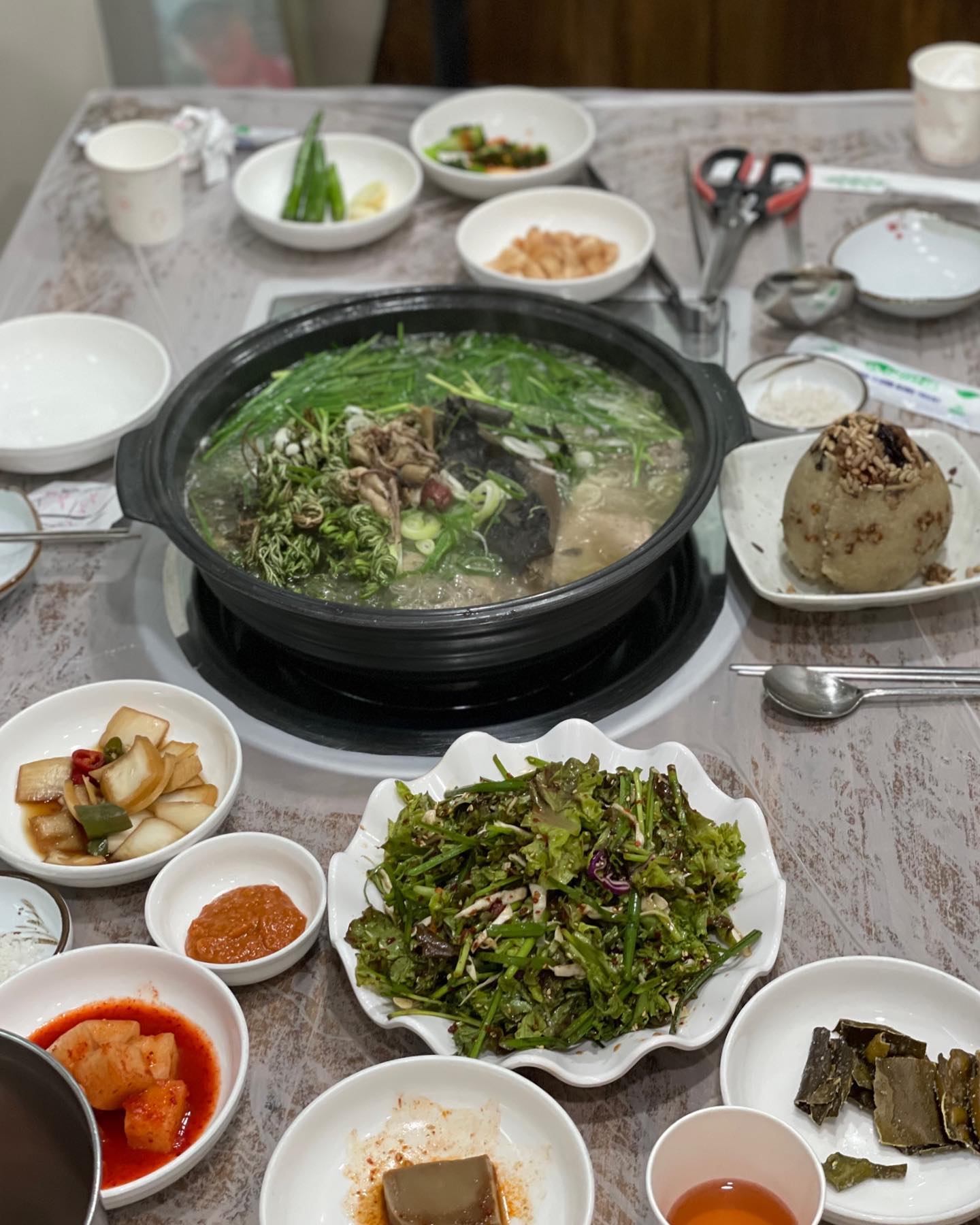 팔도돼지국밥

주소: 포항시 남구 오천읍 원동로 75-6 1층
운영: 11:00-22:00 (월요일만 17:00 오픈)
전화: 0507-1429-9334
가격: 능이오리백숙 60,000원

약초도 직접 농산물도 직접
정성 넘치는 포항 문덕의 팔도돼지국밥

오리백쑥 먹으니 땀이 쫙~ 흐르면서 에너지가 차오르네요
닭보단 오리가 더 조아요!
잘 먹었습니다

#포항문덕오리백쑥#팔도돼지국밥