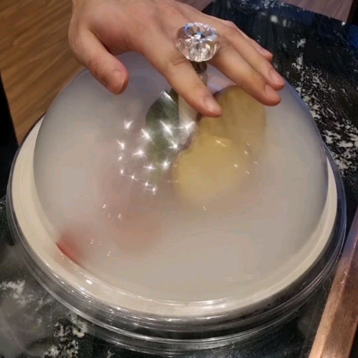 #협찬 #마장동김씨첨단점 #광주찐맛집 

광주 첨단 핫플🔥고기 찐맛집❣️
<마장동김씨 광주첨단점>에 다녀왔어요👩🏻‍❤️‍👨🏻 

고급스럽고 깔끔한 내부에👏🏻 2층 자리도 있고 락카룸이 따로 있어서 좋더라구요🤗 건물 내(포플레이첨단) 지하 주차장과 맞은편 더시너지첨단 주차장 3시간 무료라 주차도 편했어요🚗👍🏻 

저희는 [마장동 모둠(소)➡️통삼겹살&눈꽃목살 400g+벌집 껍데기 150g+구이 야채]와 [해남 묵은지찌개]를 주문했어요🙆🏻‍♀️ 

정갈하고 깔끔한 상차림에 찍어 먹는 소스들도 다양하고👍🏻 신선한 고기는 드라이아이스 속에서 나와서 등장부터 시선을 사로잡더라구요🤩 친절하신 직원분이 고기를 완전 맛깔나게 구워주시는데👩🏻‍🍳 한 입 먹는 순간 진심 육즙이 팡팡💥 터져서 넘 맛있었어요🙊💕💯💯 

마장동김씨 고기는🥩 한국 미슐랭 가이드 <빕 구르망>에 등재된 돼지 품종인🐖 대한민국 상위 0.3% 국내산 YBD 얼룩돼지(금돼지)를 사용하고 있는데요🙆🏻‍♀️ 백돼지, 흑돼지, 갈색돼지 세 마리의 좋은 점만 계량해 만든 품종이라고 해요👍🏻 그래서 그런지 풍미와 고소함이 남다르더라구요🥹💓 소금도 영국산 말돈 소금을 사용하고👏🏻 기본으로 나오는 향긋한 미나리는🌿 육즙 팡팡💥 터지는 삼겹살과 함께 먹으니 맛이 배가 됐어요😋 두툼하고 부드러운 얼룩돼지 고기가 듬뿍 들어간 [해남 묵은지찌]개는 돈사골로 우려내서 완전 진하고👍🏻 얼큰 칼칼해서 완전 밥도둑이었어요🍚 

한 입 먹어보면 다르다는게 바로 느껴지는 <마장동김씨 광주첨단점>❕️광주 고기+데이트 찐맛집 찾으실 때 완전 추천드려요🤗❣️❣️ 

🏠 주 소 : 광주 광산구 임방울대로826번길 42
🕒 매일 17:00~24:00 / 포플레이첨단, 더시너지첨단 주차장 3시간 무료🚗 

#마장동김씨광주첨단점 #첨단맛집 #첨단고기집 #첨단삼겹살 #광주맛집 #광주맛집추천 #첨단핫플 #광주첨단 #첨단고깃집 #광주고기집 #광주고깃집 #광주삼겹살맛집 #광주삼겹살 #광주가볼만한곳 #첨단데이트 #광주데이트맛집 #광주데이트 #삼겹살 #맛스타그램 #먹팔맞팔 #먹팔 #먹팔해요 #먹스타맞팔 #마장동김씨