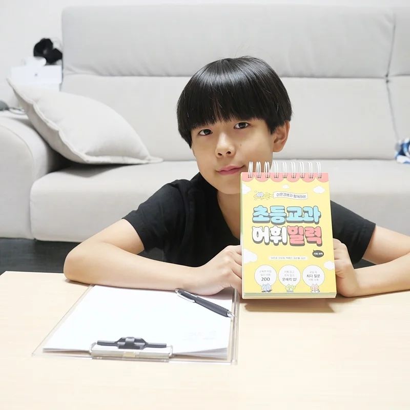 #도서협찬📗 
.

요즘 아이들 어휘 때문에 국어뿐만 아니라 사회, 과학도 어려워 하는 경우가 많다고 해요~😭
또 2028년 대학 입시 개편으로 탐구영역에 대한 관심도 높아졌어요!
일단 사회, 과학 탐구영역을 공부 하려면 기본적인 어휘는 미리익혀두면 좋겠다 싶더라고요~🙏🏻
.

그래서 시작했습니다!
하루에 한 어휘씩, 5개~✔️
그리고 서술어 2개씩 일주일간 배우고
냥냥이 퀴즈로 배운 걸 테스트까지~👌🏻
책상위에 올려놓고
시간날 때마다 그날의 어휘를 자연스럽게 배우니 좋은것 같아요!😘
안 보는것 같아도 책상위에 있으니 자꾸 눈이 간다며 ㅋㅋㅋㅋ
.

슬기로운  초등생활의 이은경 쌤과 여러 선생님들께서 함께 교육부 지정 (사회. 과학) 필수 어휘 200자를 엄선하여 만들어져 앞으로 학습하는데도 큰 도움이 될것 같아요~💕
혹시 아이가 책 읽기를 어려워하고..
사회, 과학을 힘들어한다면 초등교과 어휘일력 선물해 주시면 좋을것 같습니다~🤗
.

#슬기로운초등생활 #이은경 #초등어휘일력 #초등교과어휘일력 #통합사회 #통합과학 #사회 #과학 #공통사회 #공통과학 #초등어휘력키우기