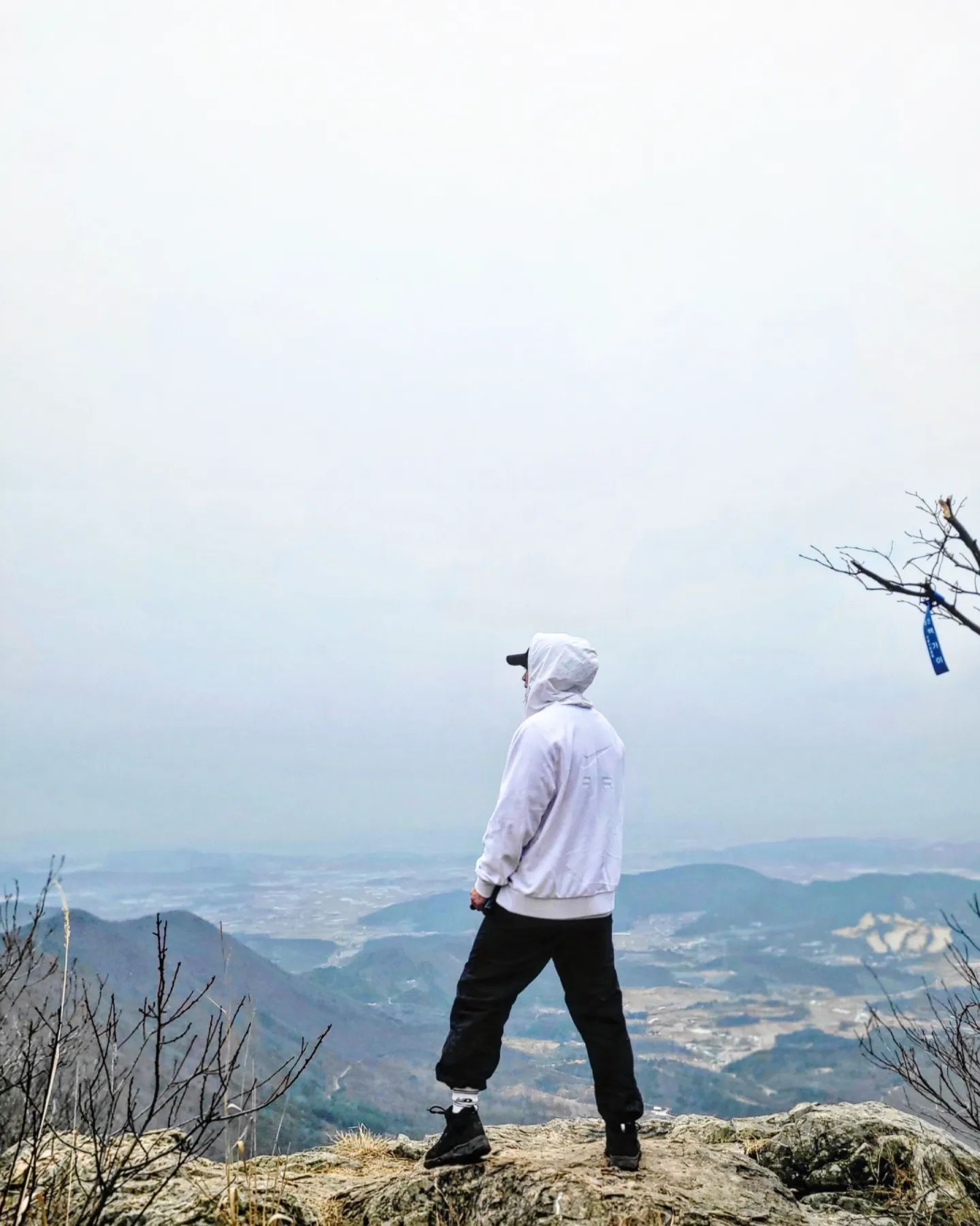 멀리 바라본다

자세히 바라보지 않고 대충 멀리본다
내일이 될수도 오늘이 될수도 있지만
가능한한 멀리 바라보고 가보려 한다
