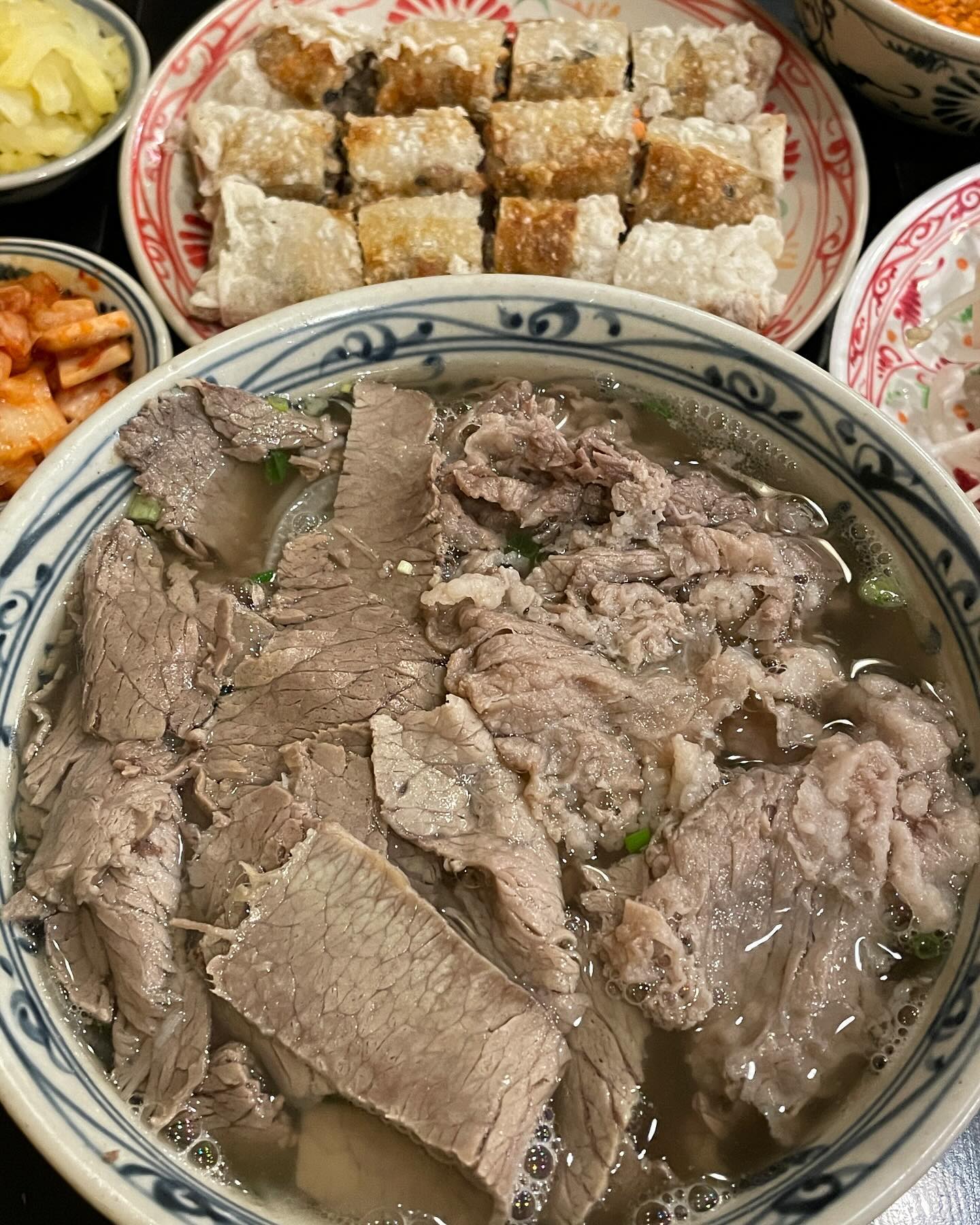 #협찬 상무지구 쌀국수 맛집 에머이 광주상무점
📍 광주 서구 시청로 27 1층 128호
✔️프리미엄 쌀국수 13,900₩*2
고기추가 5,000₩
넴(롤만두) 7,500₩

상무지구 에머이는 상무광명메이루즈 건물에 있어서
건물 주차장을 2시간 이용할 수 있어
주차 걱정할 필요없이 갈 수 있어요
평일 점심은 웨이팅 필수인 상무지구 맛집이라
저녁에 갔더니 테이블이 넉넉했습니다

프리미엄 쌀국수는 양지,차돌이 반반 섞인 쌀국수 🍜
뜨끈한 쌀국수가 나오면 먼저 나온 숙주를
먹을만큼 국물에 넣어서 먹기!
국물도 진하고 면이 탱글탱글하고
정말 부드러워서 술술 들어갔어요☺️

넴은 롤만두인데 바삭바삭 식감도 좋고
사이드로 딱 좋으니 강추강추

주류 할인으로 소주 천원, 맥주 2천원
술 좋아하는 분들한테 천국인 곳

상무지구에서 맛있는 쌀국수가 먹고 싶다면
에머이 광주상무점 추천!

#상무지구쌀국수 #광주쌀국수 #상무지구맛집 #에머이 #에머이쌀국수 #에머이🍜 #🍜 #쌀국수 #쌀국수🍜 #쌀국수맛집 #광주 #광주맛집 #먹스타 #맛스타그램 #먹팔 #먹팔맞팔 #먹스타맞팔 #먹스타그램🍴 #먹부림