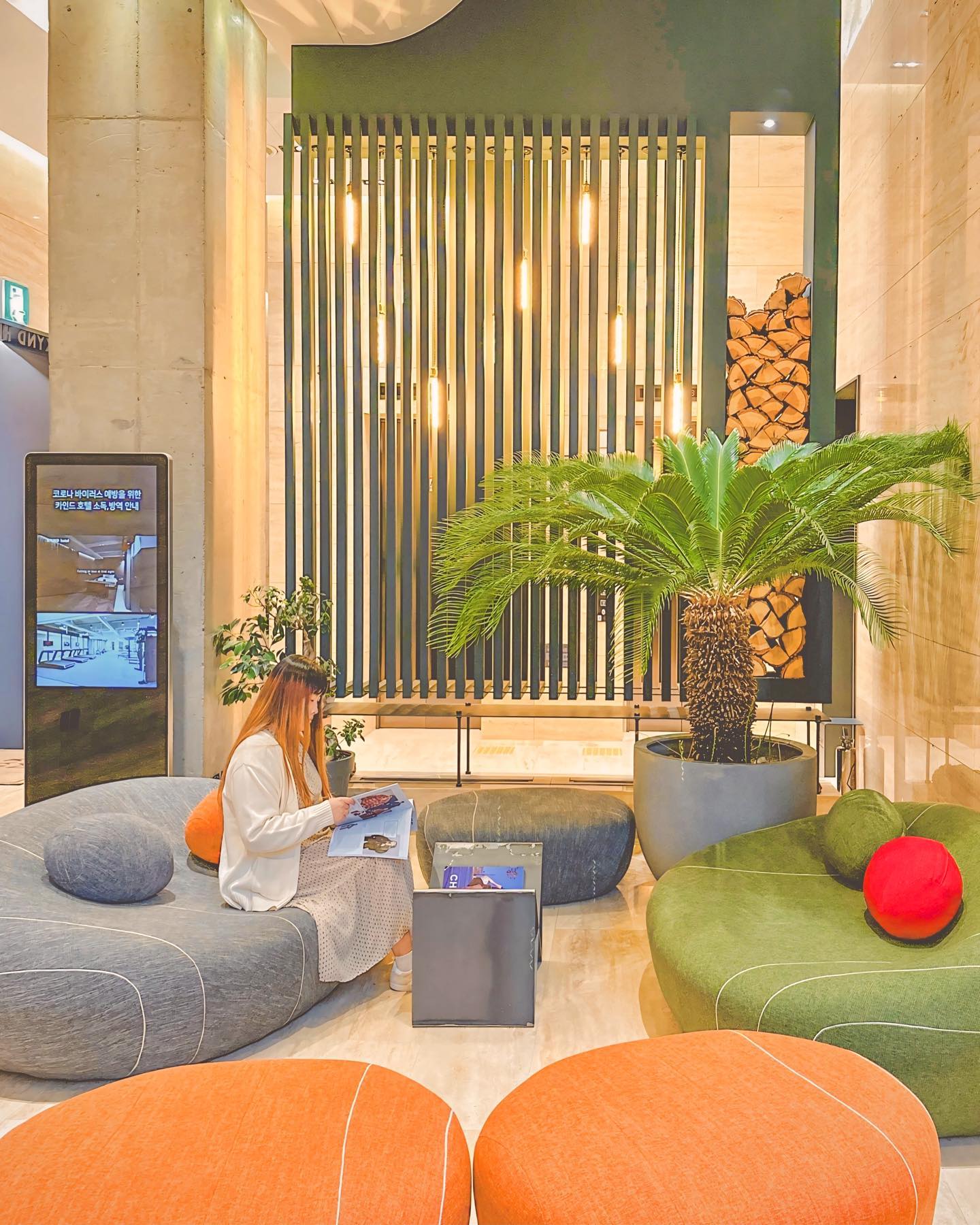 한국관광공사 인증도 받은 분당호텔 추천🌼
#숙소제공 At KYND Hotel; Premier King Room🌼

가끔 출장을 가다보면 깔끔하면서도 부대시설이
잘 갖춰진 비즈니스 호텔이 최고라는 생각이 드는데요
분당선 서현역 앞! 한국관광공사에서 3성 인증도 받은
‘카인드(KYND) 호텔’로 비즈니스 트립을 다녀왔어요☺️

🏨 [성남] 카인드 호텔 KYND HOTEL
✅ 체크인 15:00, 체크아웃 12:00
🌼 프리미어 킹 룸 (3층 객실 이용)
🚊 성남 서현역 인근

저는 일을 할 때 조용하면서도 편하고 욕조에서 피로를
풀 수 있는 곳에 투숙하는 것을 선호하는 편인데요🧘🏼‍♀️
카인드 호텔은 다방면으로 만족스러웠답니다🫶🏻

옥상정원에서 분당의 파노라마 뷰를 감상하기도 하고
투숙객이면 무료로 피트니스에서 건강도 챙기면서
같은 층 세탁실에서 깔끔하게 빨래도 했고요🫢

특히 분당에서도 쇼핑과 맛집이 몰려있는 서현역! 🛍️
판교 옆이면서도 여러 비지니스 구역과도 가까워서
출장으로 방문하기에 여러모로 위치도 좋았어요💼

출장 중 여유로운 하루를 보내고 싶은 날
편안한 비즈니스 트립 장소로 추천드려요🫶🏻

📍Seongnam, Gyeonggi-do, Korea 🇰🇷
▪️경기 성남시 분당구 황새울로329번길 10

#분당호텔 #분당비즈니스호텔 #서현호텔 #분당여행 #성남여행 #비즈니스호텔 #호캉스 #seoulhotel 

Copyright (C) ⓒ by travelwithsera .
All pictures cannot be copied without permission.