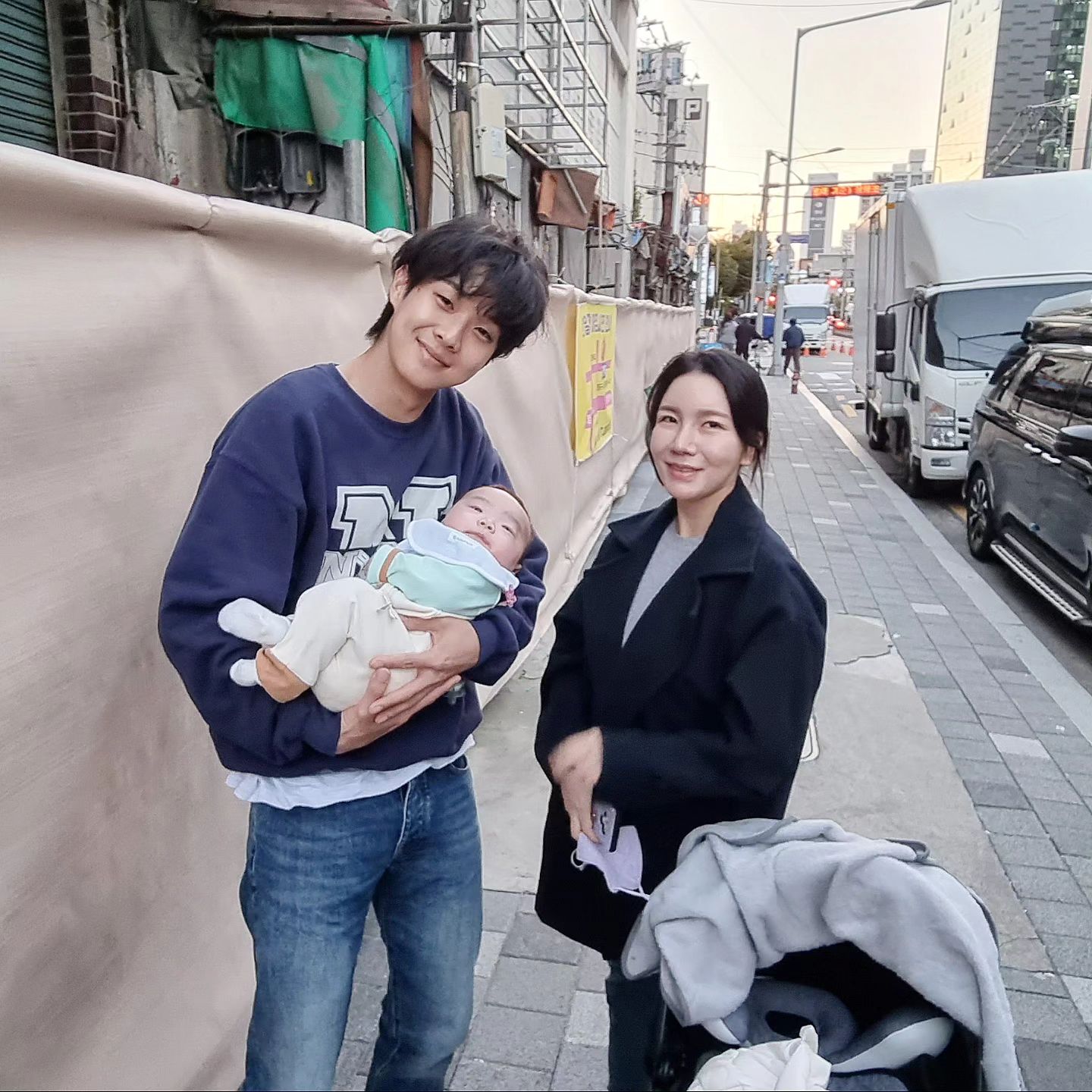 살인자⭕️난감 촬영 때 재범띠 100일 떡 돌리러 갔던 날!
#최우식 배우님 과 함께 찰칵📸

베이비인 아들 보다 베이비상 #이탕 ㅋ
누가 살인자라고 믿겠냐고요~~~ㅋㅋㅋ

울아들램 얼굴은 이미 다 큰 외모 같네요ㅋㅋㅋ🤣

#살인자ㅇ난감 #촬영지 #이탕삼촌 #우식삼촌 #AKillerParadox
#choiwooshik