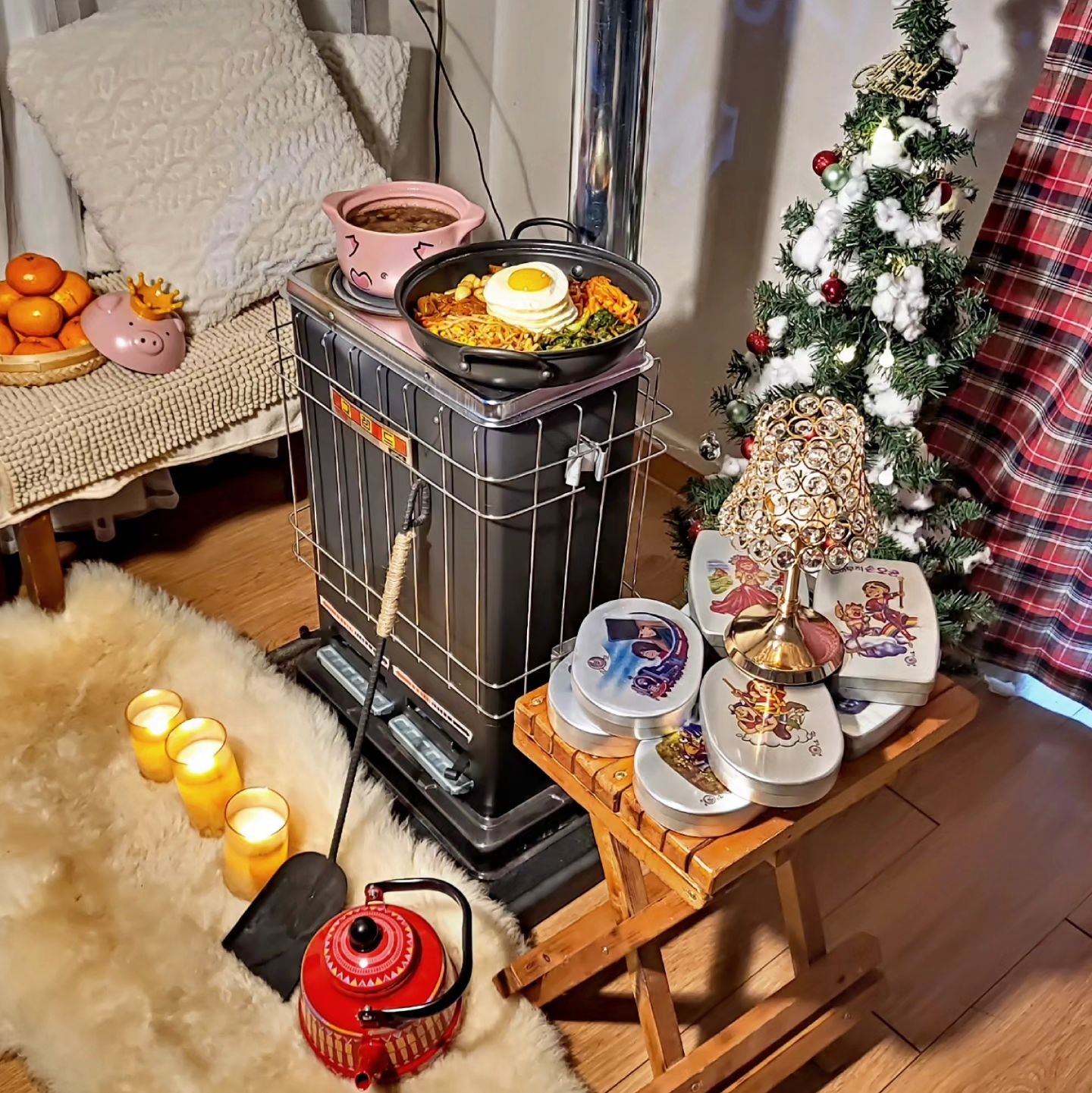 연탄난로 돌솥비빔밥♡
얼마전 삼교비꾸바먹고
남은 반찬들있어
다때려넣고 계후4개 넣고
챔기름 왕창 두르고
비빔밥 만들었어요
된찌도 뽀글뽀글 끓이구요
뜨신 연탄난로 위에 올려
지글지글 소리마저 너무좋은
돌솥 비빔밥♡
연탄난로에서 비벼먹으니
너무 맛있다고 싹싹 비웠네요♡
지글지글 돌솥비빔밥
영상은 낼올려볼께요♡

연탄난로에 양은도시락 요청
댓글이 많아서
일단 다락방에있는
양은도시락통 꺼내봤어요
조만간 양은도시락
만들어 연탄난로위에
올려 먹어볼께요❤️
벌써 기대기대♡

4번째사진 크리스마스미니빔
구매해서 벽에 쏴봤는데
와~분위기 장난아니네예~👍👍

#돌솥#돌솥비빔밥
#비빔밥#비빔밥맛집
#된장찌개#bibimbap
#집밥#집밥스타그램
#연탄난로
#연탄#난로