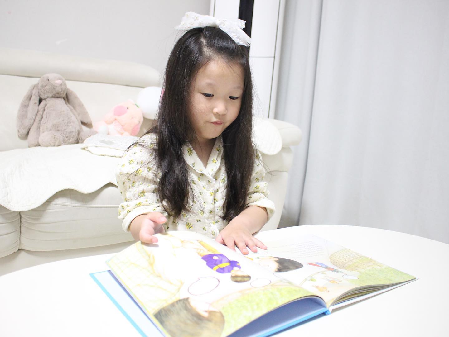 #협찬
#리더십학교가자
7세 전집
7살 책 / 생활동화

-
예비초등부터 읽으면 좋은
전집
-
-
벌써 내년이면 7살이라니..
시간이 너무 빨라🥲
예비 초등이 되는만큼
아이에게 많은것들을 알려줘야겠다는 생각
-
인성과 생활습괍
그리고 달라지는 환경에 잘 적응할수 있었으면 하는 마음으로 선택하게 된 전집
-
지켜지지 않은 약속에서는
약속 지키기에 대해서
아이에게 알려줄 수 있어서
내용이 마음에 들었고,
책 뒤쪽에는 간단한 독후활동까지 할 수 있어서 더욱 만족
-
초등학교 입학전에 읽어보면 좋은 내용의 책 60권으로 구성된 전집이라서
내년에 입학을 앞둔 아이들에게
선물하면 좋을듯🥰
-
#육아#예비초등#초등학교입학선물