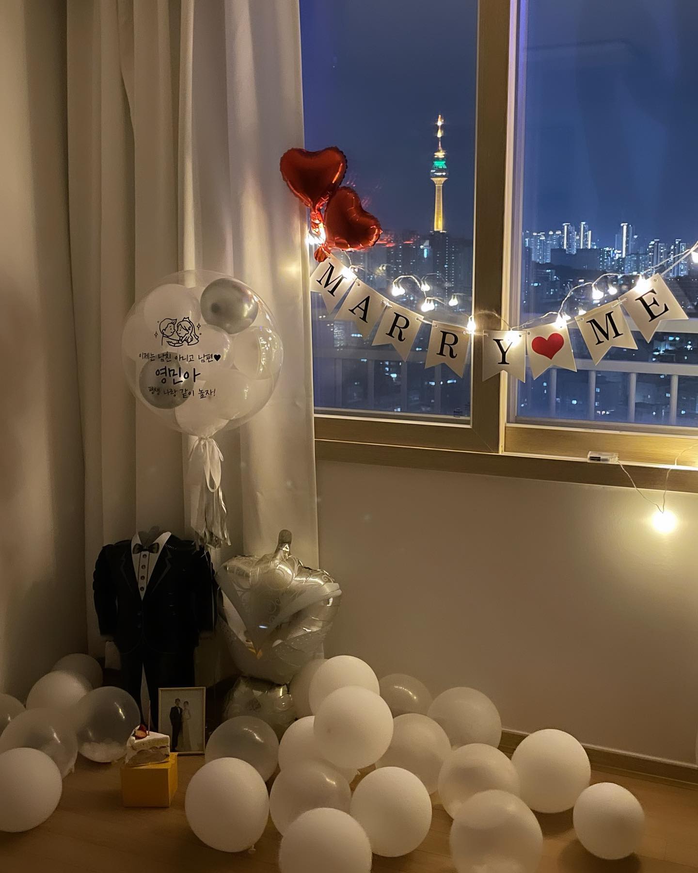 이제 본식까지 10일👰🏻‍♀️🤵🏻
내가 먼저 프로포즈 하려했는데
간발의 차로 답프로포즈가 되어버린!! 
프로포즈 받으면 마냥 행복하고 즐거울거라 
생각했는데 눈물이 줄줄🥲 너도 나도 울었던!
서프라이즈 해준다고 분주했을
영민이 생각하니 그저 행복한 나.
나는 대놓고 준비했기에 우당탕탕 답프로포즈ㅋ
우리 재밌게 살자❤️
그래도 소중한 그날의 기록남기기
#답프로포즈