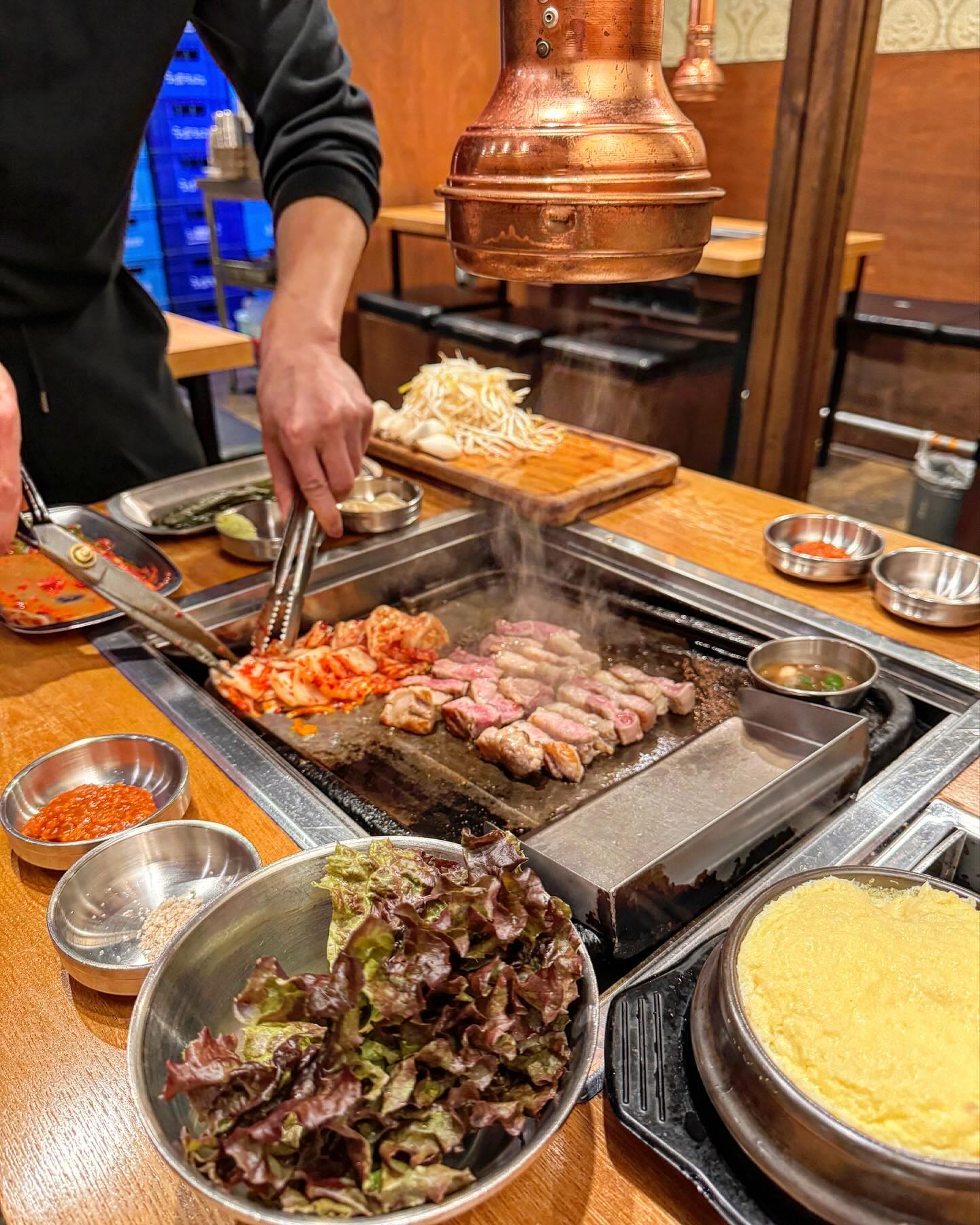 #제주아방 #은평구맛집

☔️비오는 오늘 먹어야하는 삼겹살! 
맬젓에 콕 찍어서 
쫄깃쫄깃 념념

🍗menu고기🍗
가브리살_16000
오겹살_16000
김치말이국수_6000
볶음밥_3000

✨가게가 엄청 ~~넓어요
고기는 다 구워주셔서 편하게 먹기만 하면 됨
김치랑 숙주도 같이 구워주신다
먹잘알님들💖
.
.
.
.
.
#은평구고기 #제주고기맛집 
#구산역맛집 #구산역삼겹살 
#녜지맛집 #구산역고기집 
#비오는날☔️ #제주아방구산점