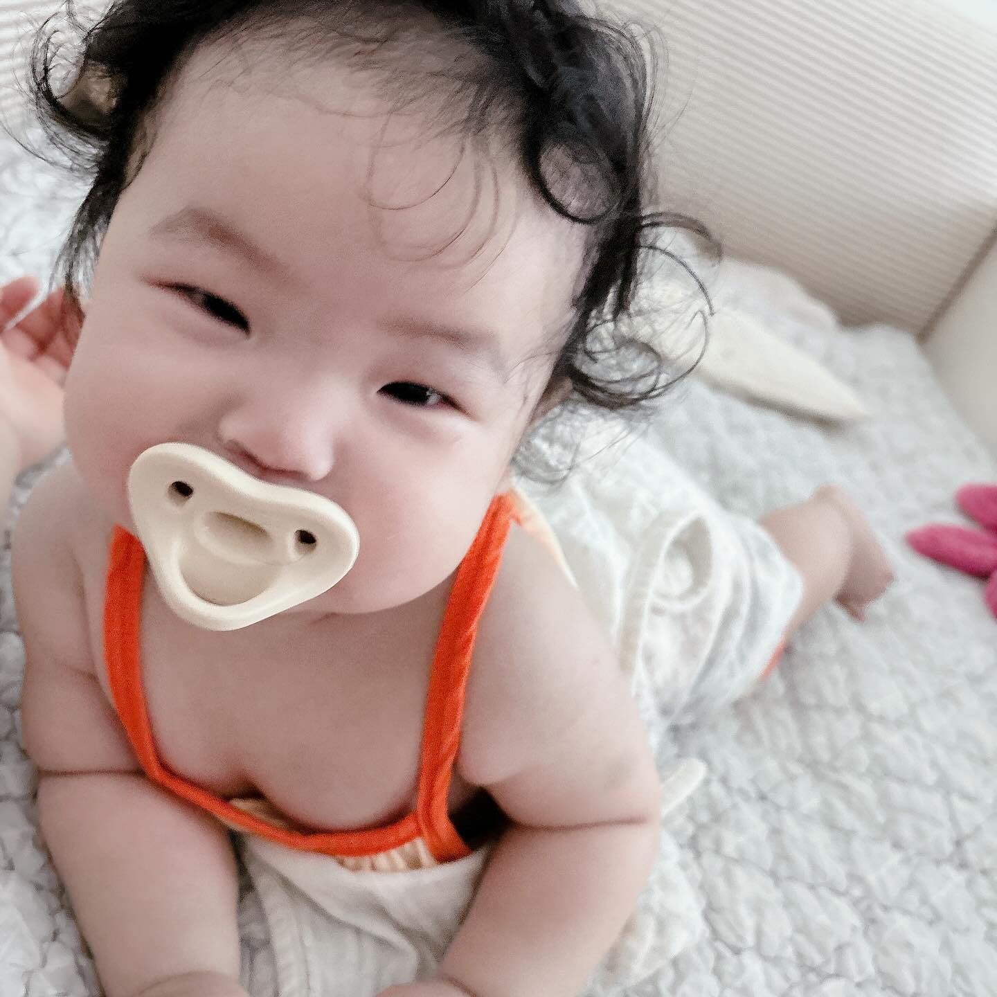 D+186

뒤집기 되집기
엎드려 방향돌리기
손뻗어 물건집기
물건 입으로 가져가기
잠깐 앉아있기 가능

점점 할수있는게 늘어나는중💛

#청룡띠아기 #6개월아기
#워킹맘 #남매맘 #애개육아