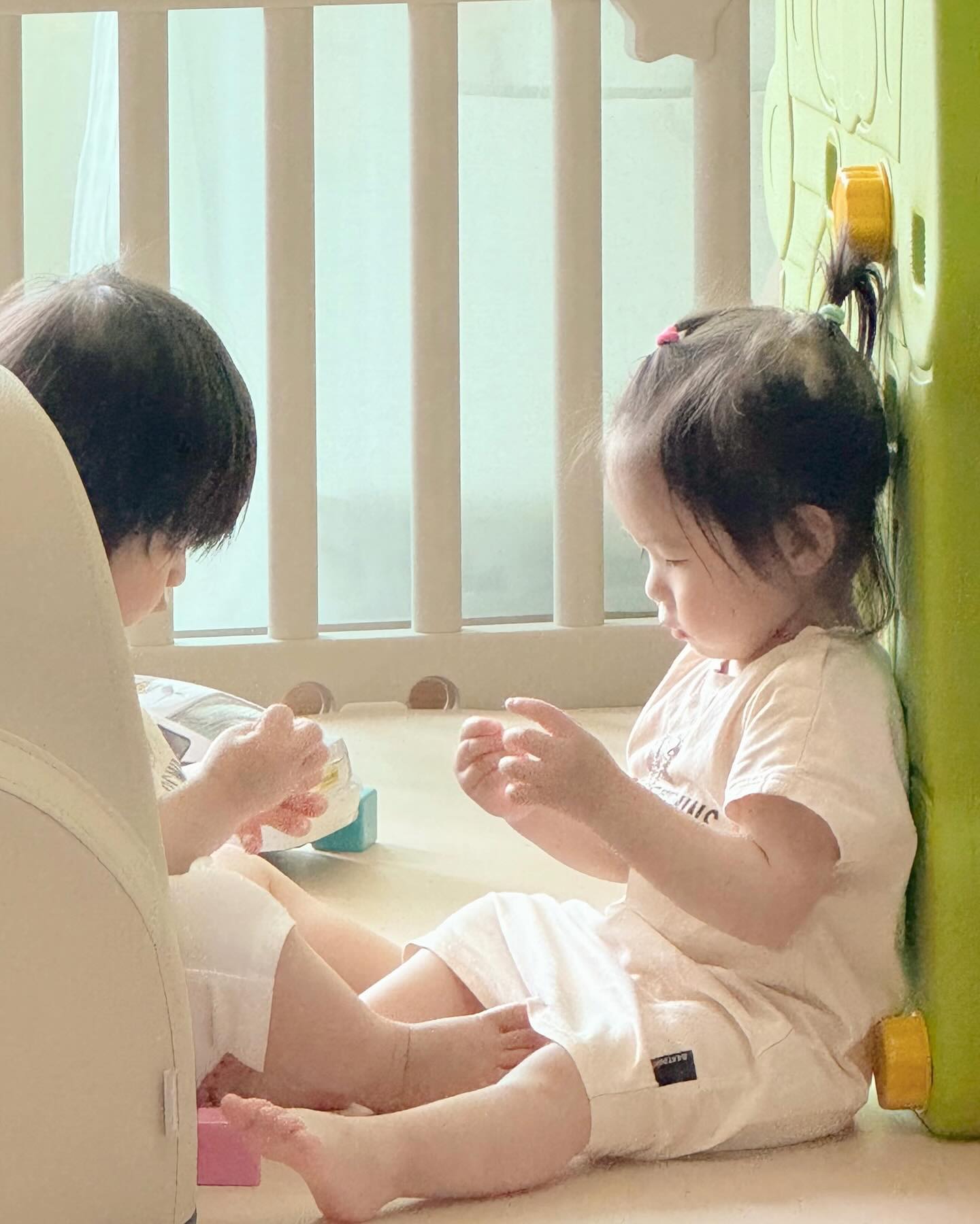 #사이좋은남매 👦🏻👧🏻

매일 울고불고 싸우면서도
매일 그렇게 붙어 지내는 꼬맹이들🫶🏻

토끼인형 꼭 한개씩 나눠안고
누군가 안보이면 서로를 찾고
밖에 나가서는 손도 잡고 다녀요
(도치맘은 그저 귀엽...🥹💛)

-

0618 / D+612 🫧

어느새 #20개월아기 #쌍둥이육아 #남매둥이 👦🏻👧🏻
