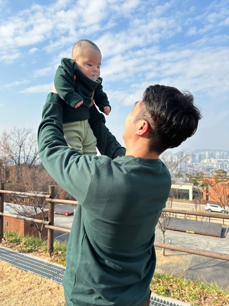 옥스타 패밀리룩 맨투맨으로 연말 여행 분위기 물씬