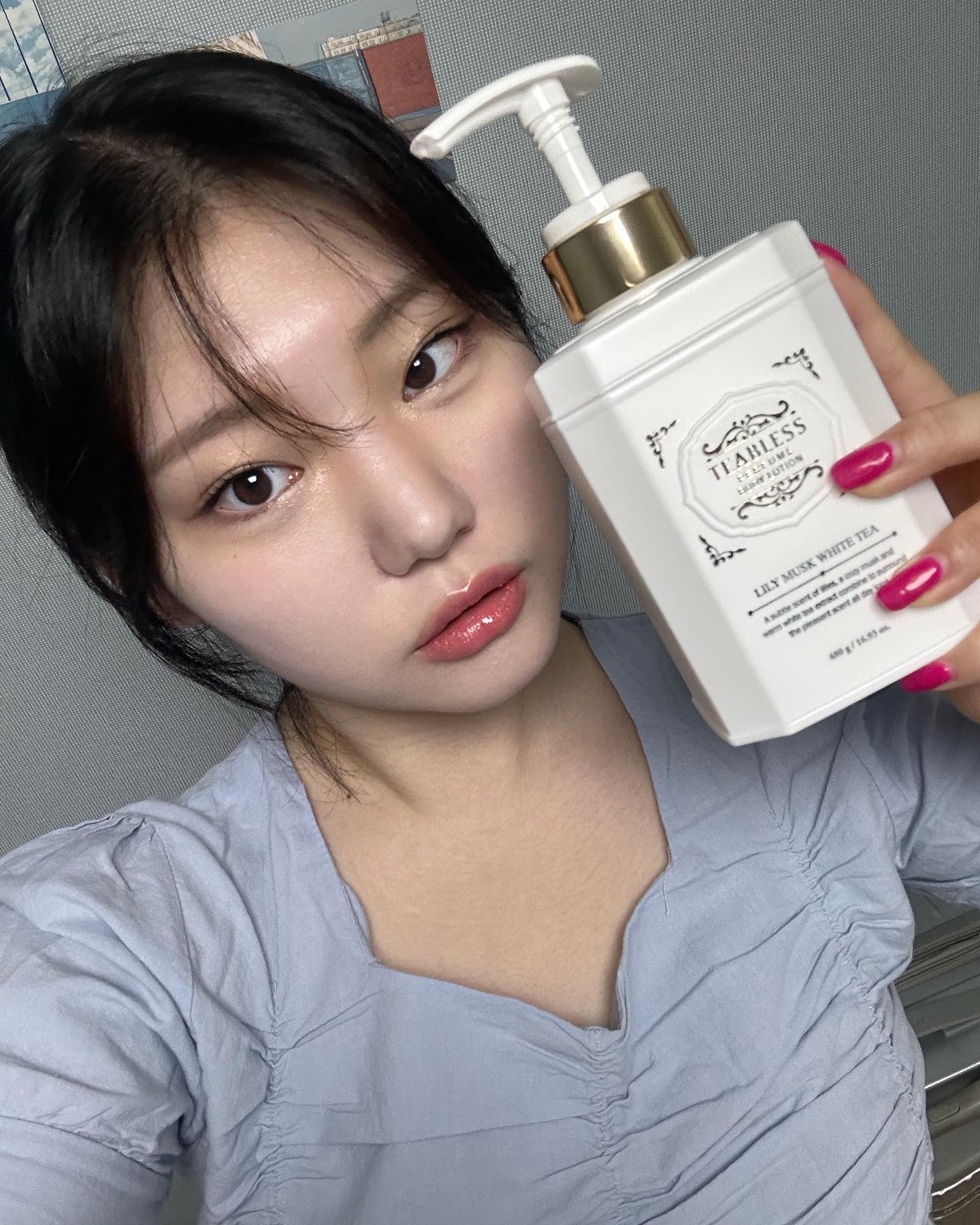 #ad #협찬 teabless_official 

티블레스 퍼퓸 바디 로션 릴리 머스크 화이트티
Lily • Musk • Sandwood

저는 평소피부 타입이 얼굴은 수부지인데 바디는 건성이라 
사계절 내내 바디로션을 발라주어야하는데요😌
모공을 막는 실리콘 오일 프리로 끈적임 없는 
유수분 밸런스에 최적화된 에몰리언트를 선사하여 
촉촉한 피부로 가꾸어 주어서 
요새 잘 사용 하는 제품입니다!!
제품 용량도 많고  패키징도 예뻐서
자주 손이 가버려요👍
또, 향기제품 수집 하는 것도 좋아하는데
이 제품은 바르고 난 뒤 향수를 뿌린 듯
은은하게 신비로운 화이트티 향이 
살결에 긴 여운을 남겨줍니다!
향수가 따로 필요 없다는🫶..
향 좋은 바디로션 찾는 분들 
사용해보세요☺️