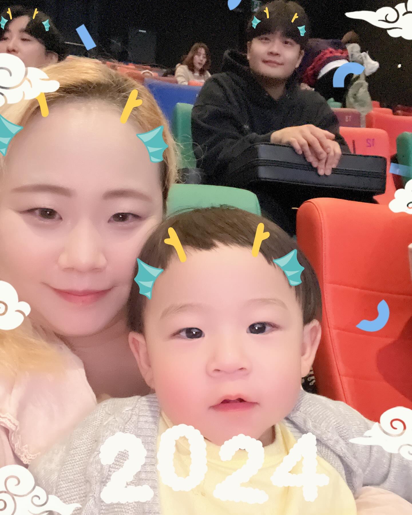 2024.02.09

16개월 테오의 첫 영화 관람🎬

아기상어 러버 테오의 첫 영화로
 ‘아기상어 사이렌 스톤의 비밀‘ 당첨😆

아기상어 러버이지만 영화관은 처음이고,
어두운 환경이나 큰 소리에 예민한 아이라 
고민했지만 아기상어랑 튼튼쌤이 무대인사를 온다는데😍

바로 고민없이 테오랑 나는 맨 앞자리로,
테오빠는 대각선 뒷자리로😁
(아기상어 보는데 내가 더더더더 신났다😊)

아기상어 보자마자 테오도 
아기상어 인형 들고 인사하고,
나도 신나서 박수 치느라 
팝콘은 테오빠에게 맡기기ㅋㅋ🤗

테오는 영화 시작된다고 하니
그제서야 다시 팝콘 달라고 해서
팝콘통 들고 하나씩 골라가면서 먹기🤣

처음에는 큰 소리에 시끄럽다고 화내더니
맨 뒷자리로 가서 서서 관람도 하고, 
팝콘도 먹고, 오오 환호성도 하고 좋아해줬는데
무려 40분이나 관람하고 나왔다😏

걱정보다 너무 잘 즐겨줘서 
행복한 기억의 첫 영화관 나들이였다😍

나오면서 아빠상어 놀이기구로 마무리🥳

#아기상어극장판 #튼튼쌤 #설날엔아기상어 #아기상어극장판 #파닥파닥꼬리악수 #아기상어올리 #아기상어러버테오 #부천스타필드 #메가박스 #479일아기 #교정일454일아기 #이른둥이 #흑호띠아기 #신의선물 #아빠는튼튼맨 #엄마는사진작가 #아들은사진모델